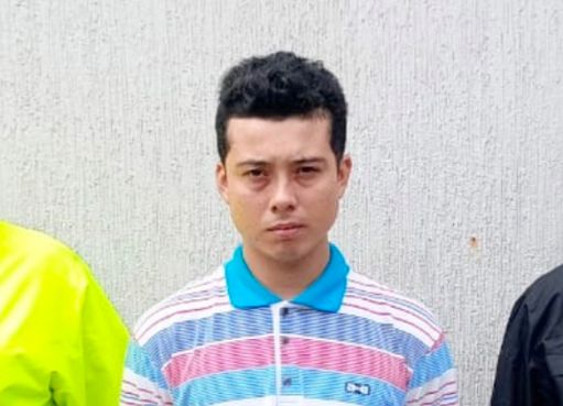Nicolás Esquivel Fierro, de 25 años, acusado de abusar sexualmente de menores de edad en Neiva, escapó de las autoridades al lanzarse de una ambulancia en la que lo trasladaban a un centro médico.