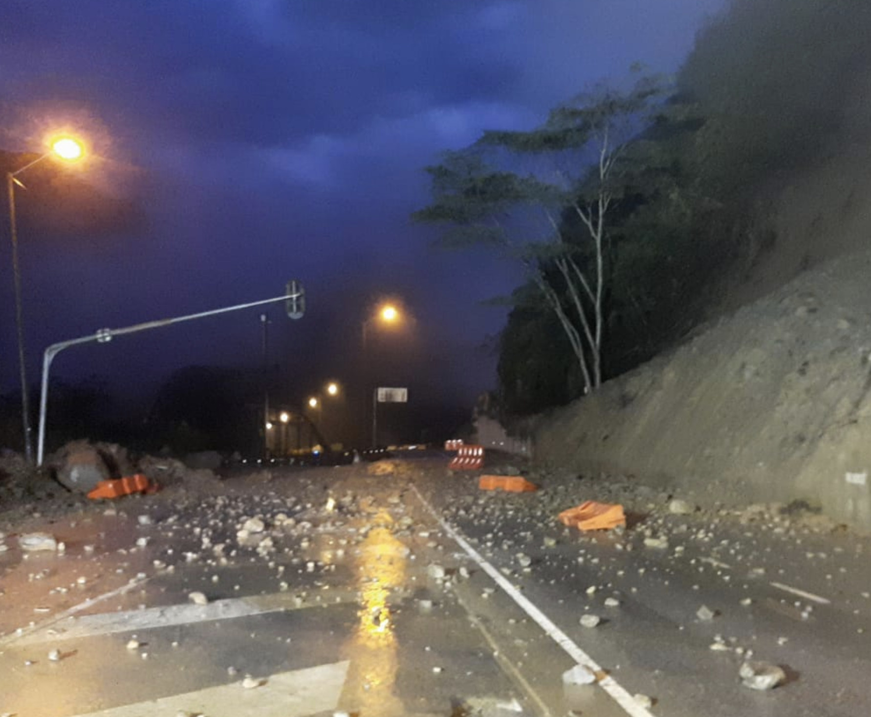 Vía Bogotá-Villavicencio, en vilo: nuevo derrumbe impide apertura programada