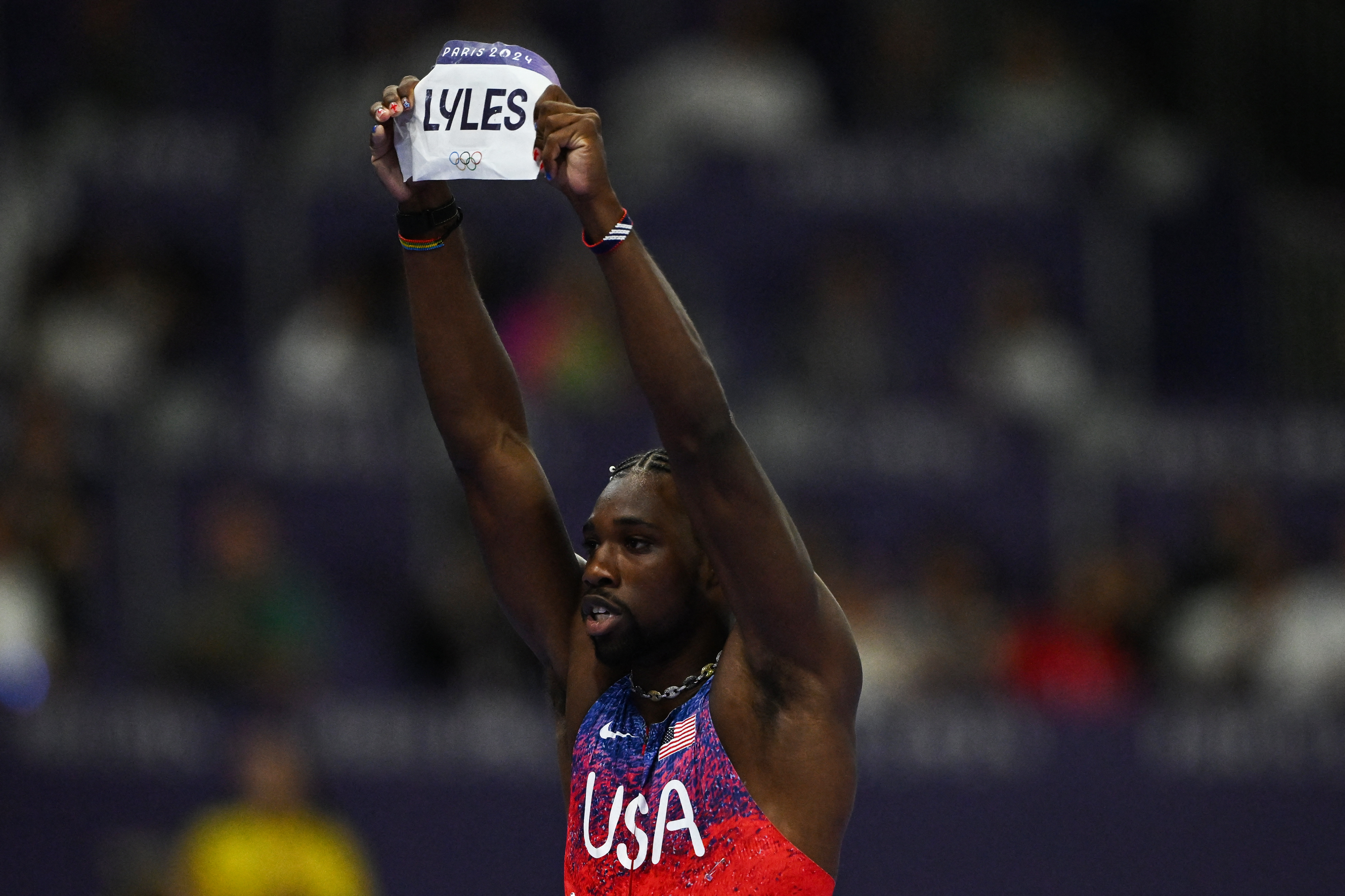 El estadounidense Noah Lyles reacciona tras cruzar la línea de meta en primer lugar, ganando la final masculina de los 100 metros lisos de la prueba de atletismo de los Juegos Olímpicos de París 2024