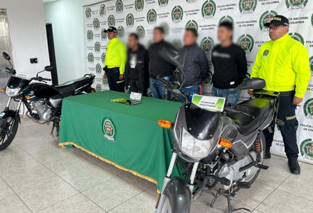 Cuatro hombres fueron sorprendidos por la Policía hurtando motos de deudores en Soacha, como pago de préstamos.