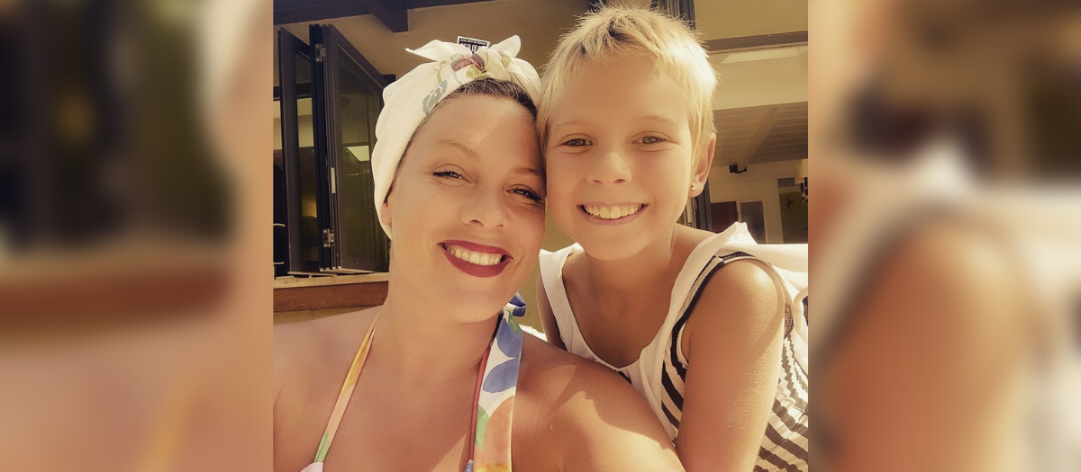 Pink contrata a su hija de 11 años en sus giras como método de crianza