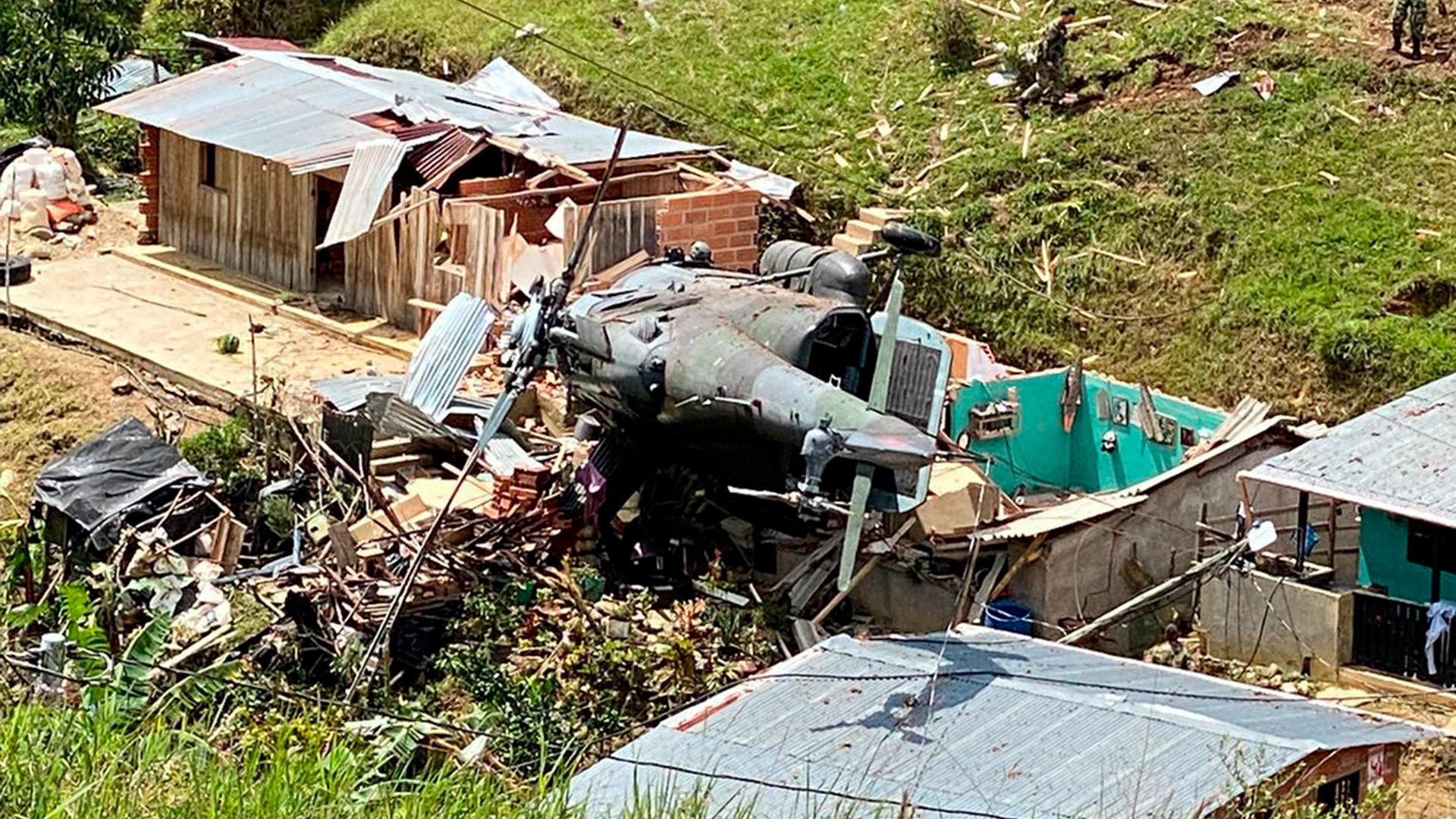 Helicóptero del Ejército Nacional cayó sobre una vivienda dejando 11 heridos