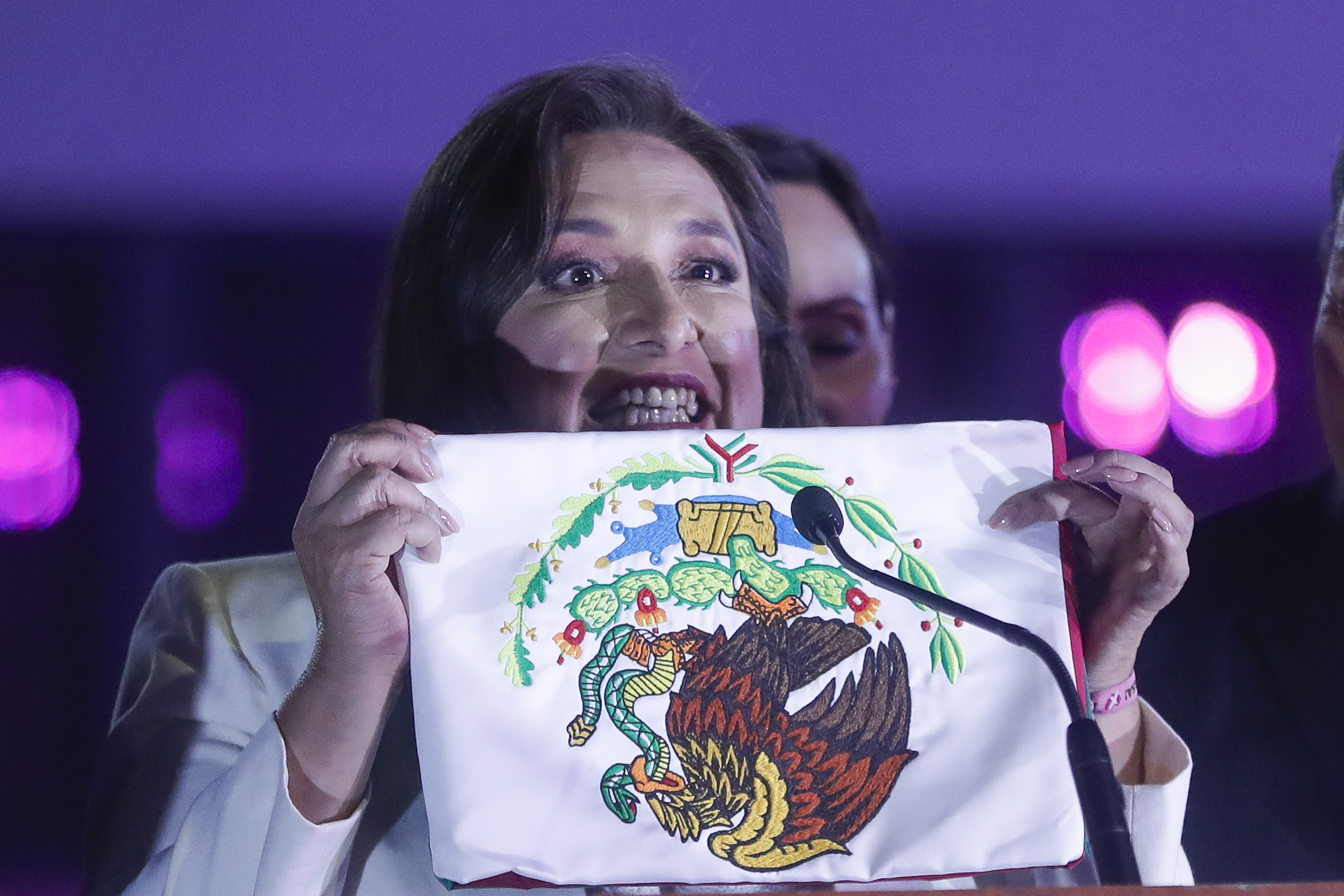 CIUDAD DE MÉXICO (MÉXICO), 07/04/2024.- La candidata del frente opositor Fuerza y Corazón por México, Xóchitl Gálvez, habla a su salida este domingo de las instalaciones del Instituto Nacional Electoral (INE).En el primer cara a cara presidencial de México, la opositora Xóchitl Gálvez y oficialista Claudia Sheinbaum se enfrascaron en acusaciones directas de corrupción y mentiras, mientras el también opositor Jorge Álvarez Máynez celebró que tras las elecciones de 2 de junio pueda ser una mujer la próxima presidenta de México. EFE/Isaac Esquivel