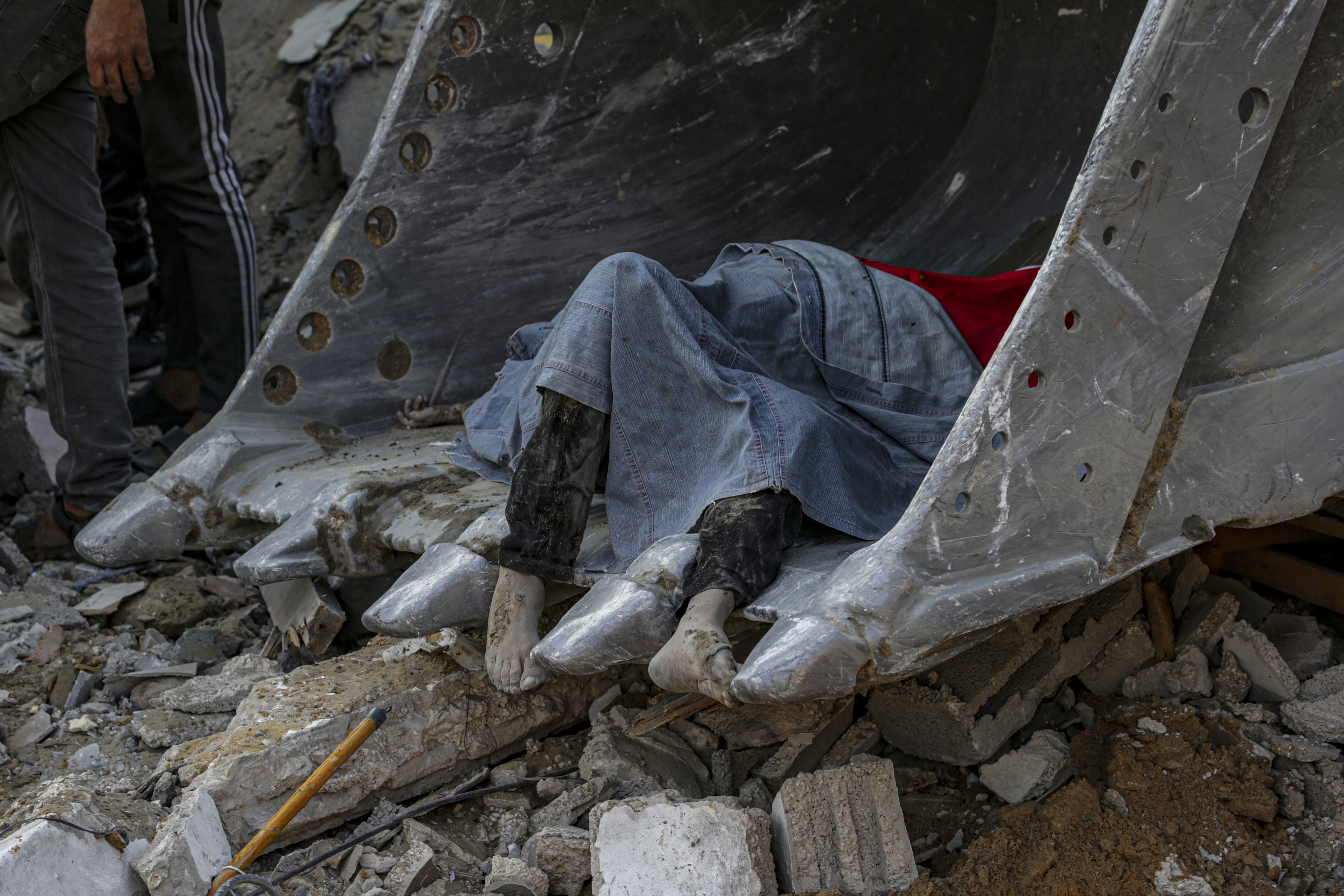 Jabaliya Refugee Camp (---), 01/11/2023.- A body recovered from the rubble lies on an excavator during search operations at Jabalia refugee camp, one day after an Israeli airstrike hit the area, in northern Gaza, 01 November 2023. More than 8,500 Palestinians and at least 1,400 Israelis have been killed, according to the IDF and the Palestinian health authority, since Hamas militants launched an attack against Israel from the Gaza Strip on 07 October, and the Israeli operations in Gaza and the West Bank which followed it. EFE/EPA/MOHAMMED SABER ATTENTION EDITORS: GRAPHIC CONTENT