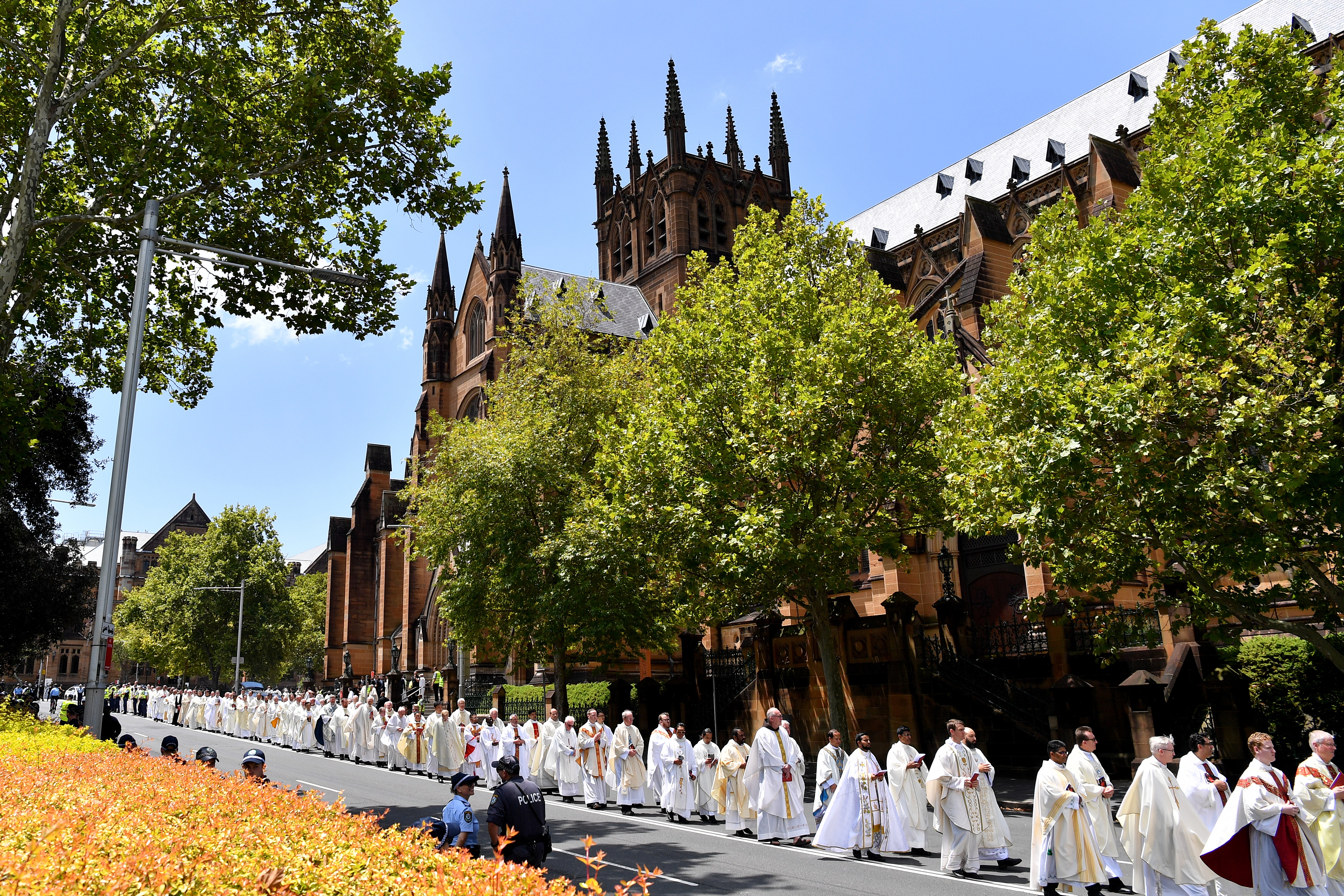 Sydney (Australia), 01/02/2023.- Clergy members proceed to the cathedral'Äôs crypt ahead of the hearse carrying the coffin of Cardinal George Pell following his pontifical requiem Mass at St. Mary's Cathedral in Sydney, Australia, 02 February 2023. (Laos) EFE/EPA/BIANCA DE MARCHI AUSTRALIA AND NEW ZEALAND OUT