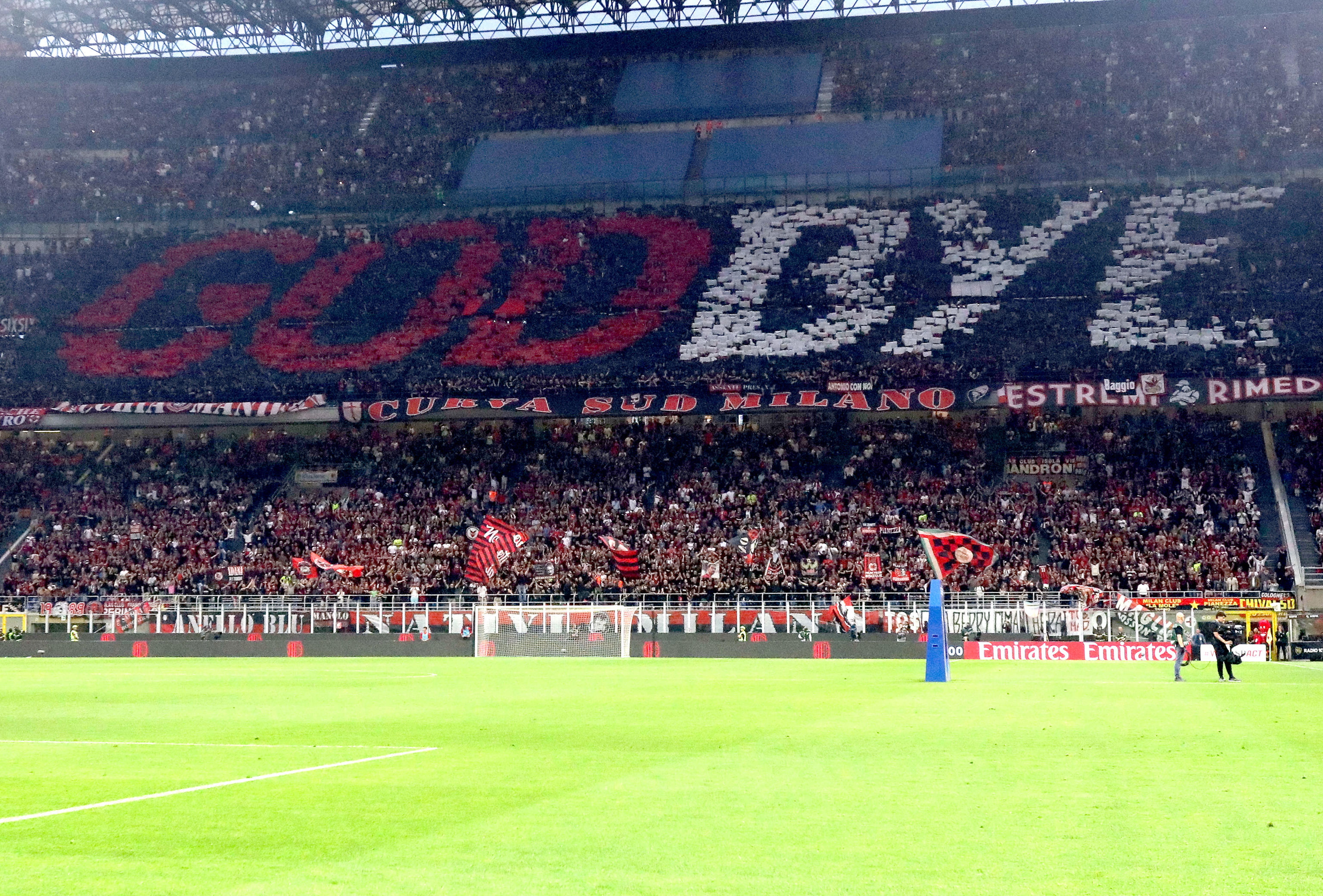 Milan (Italy), 04/06/2023.- Milan'Äôs supporters display a banner in honor of Zlatan Ibrahimovic, who is leaving the club, during the Italian serie A soccer match between AC Milan and Hellas Verona, at Giuseppe Meazza stadium in Milan, Italy, 04 June 2023. (Italia) EFE/EPA/MATTEO BAZZI