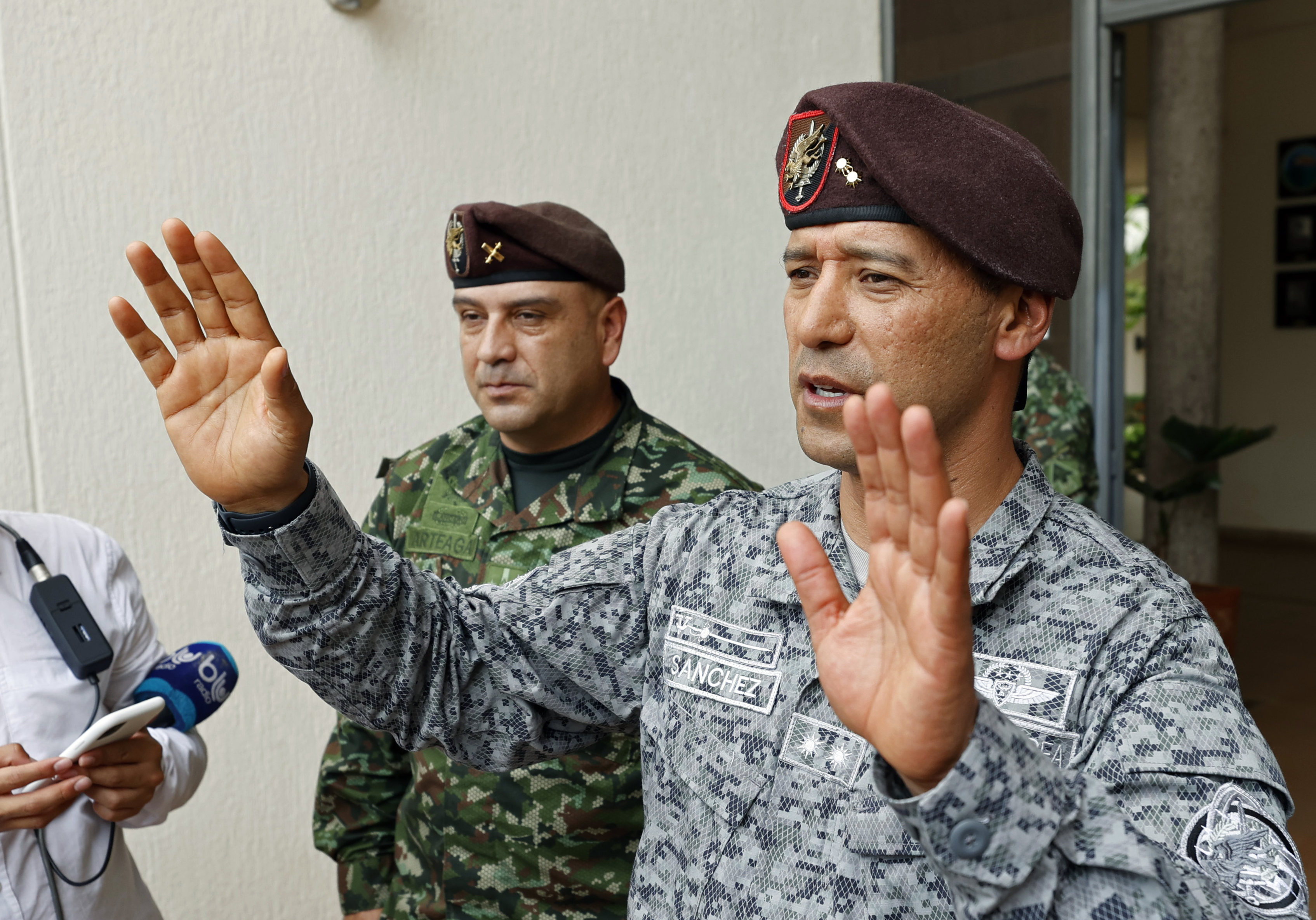 AME333. SAN JOSÉ DEL GUAVIARE (COLOMBIA), 20/05/2023.- El General Pedro Sánchez Suáre, Comandante del comando conjunto de operaciones especiales de las Fuerzas Militares, habla sobre la denominada "operación milagro", que es la búsqueda de los menores perdidos desde hace 20 días después de un accidente aéreo en el sur de Colombia, hoy, desde la Vigésima Segunda Brigada de Selva en San José del Guaviare (Guaviare). Los equipos de rescate han intensificado en los últimos días la búsqueda en la zona selvática del sur del país donde el pasado 1 de mayo se accidentó un avión para tratar de encontrar con vida a Lesly Mukutuy, de 11 años; a Soleiny Mukutuy, de 9 años; a Tien Noriel Ronoque Mukutuy, de 4 años, y al bebé de 11 meses Cristin Neruman Ranoque. EFE/ Mauricio Dueñas Castañeda