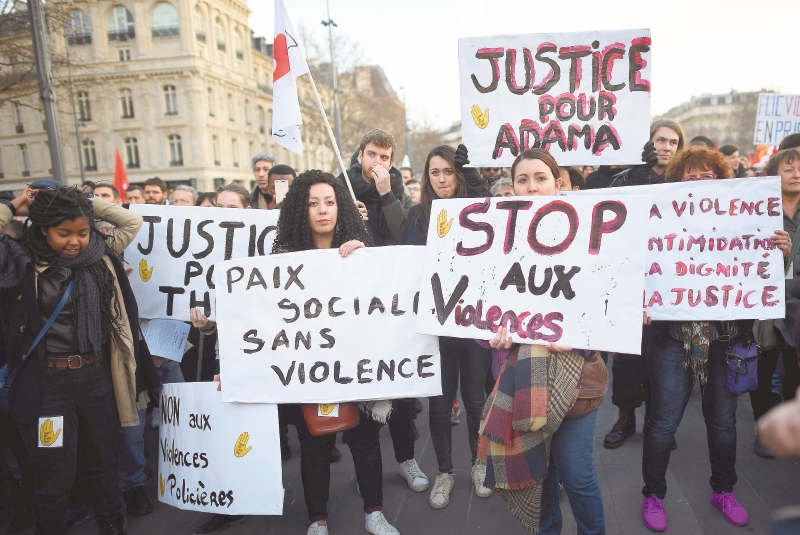 También en Francia agreden a los afros