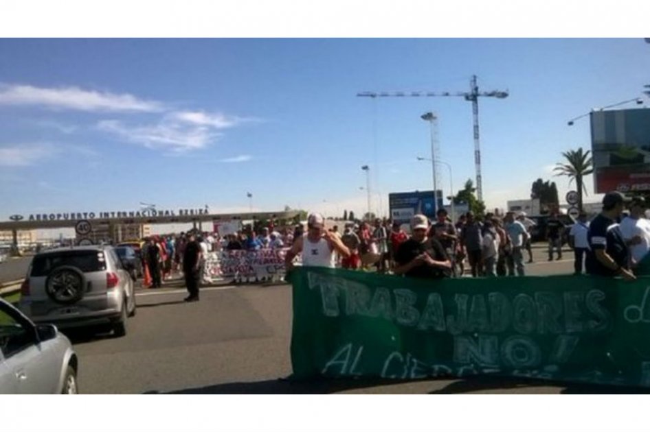 Bloqueado acceso al aeropuerto de Ezeiza en Argentina por protesta de trabajadores despedidos
