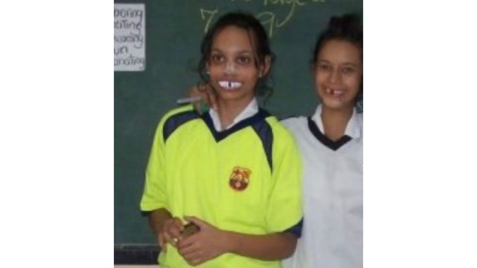 Andrea Valdiri se disfrazó de Ronaldinho en el colegio.