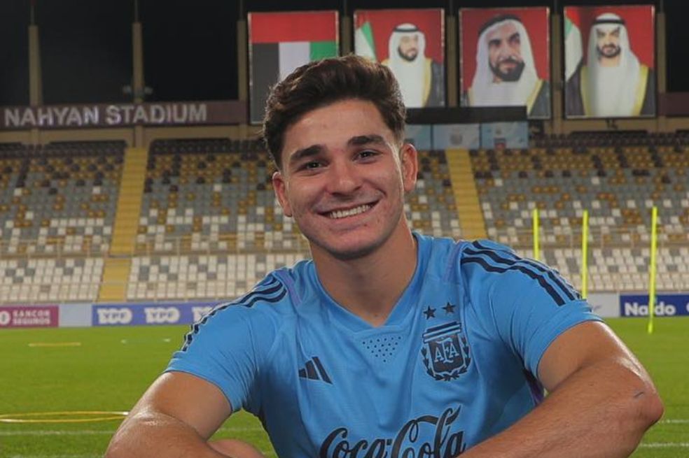 Julián Álvarez es uno de los que más se ha robado los suspiros en Qatar por debutar en su primer mundial de fútbol a sus 22 años y de haber ingresado a la selección un año atrás. Actualmente también juega como delantero en el Manchester City F. C. de la Premier League de Inglaterra.
