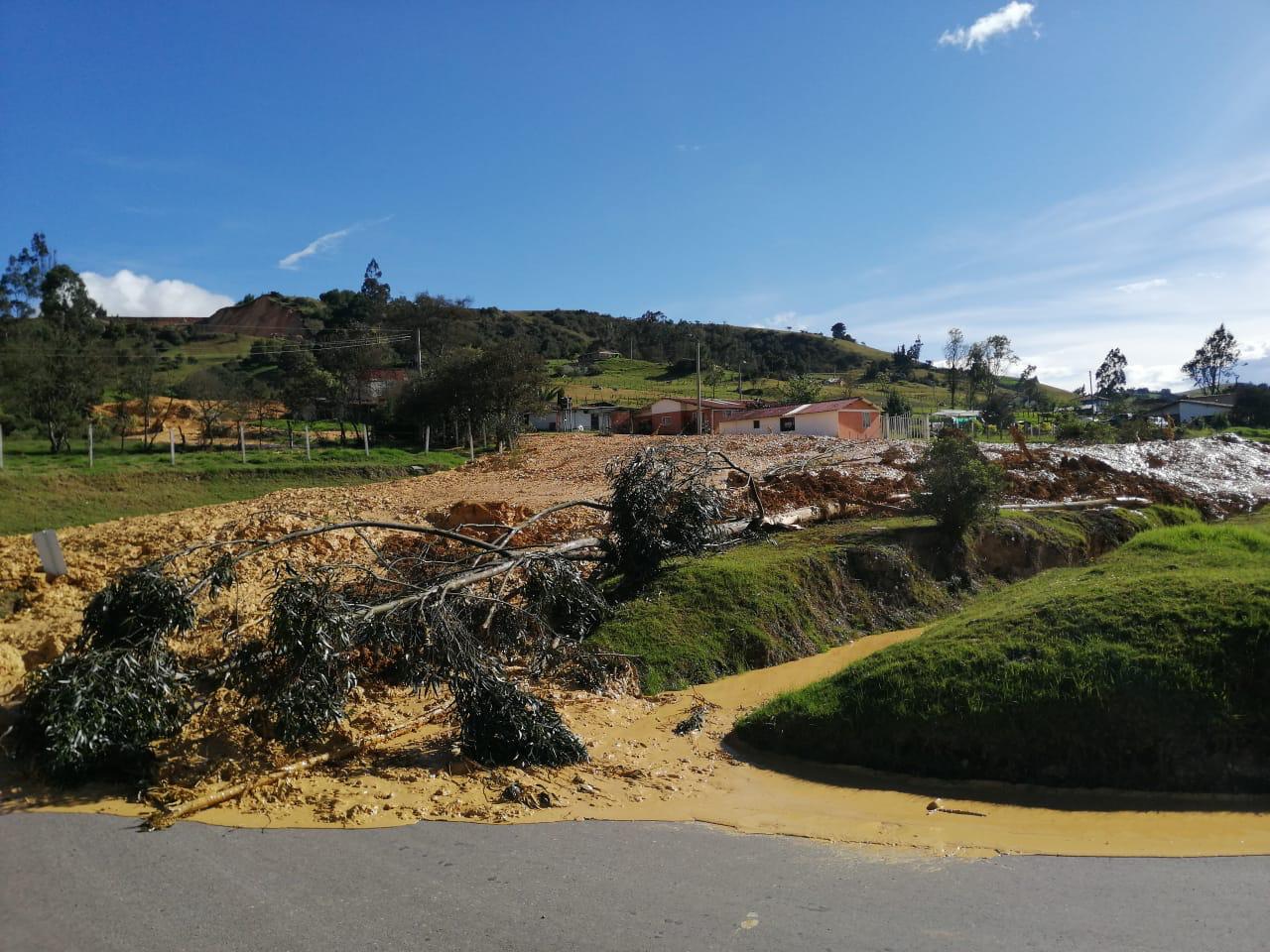 Cierre total de la vía Bogotá-Tunja por deslizamiento de lodo y rocas tras fuertes lluvias