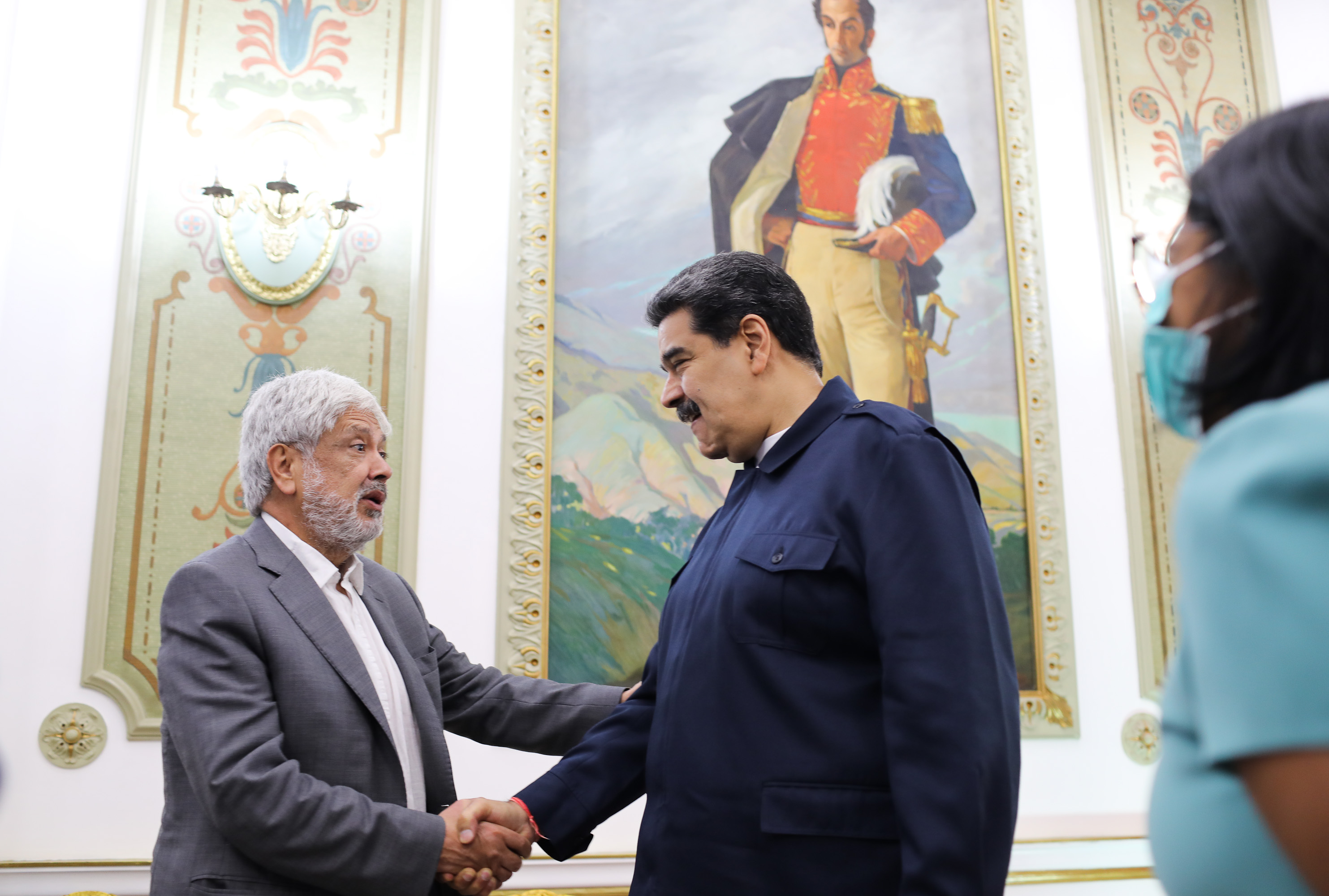 AME5759. CARACAS (VENEZUELA), 08/09/2022.- Fotografía cedida hoy por la oficina de Prensa del Palacio de Miraflores que muestra al presidente de Venezuela, Nicolás Maduro, mientras se reúne con el ministro de Comercio, Industria y Turismo de Colombia, Germán Umaña Mendoza (i), en Caracas (Venezuela). Umaña, quien llegó la mañana de hoy a Venezuela, fue recibido por el mandatario venezolano en el palacio presidencial de Miraflores en un encuentro que permitió "impulsar los temas de comercio, migración y seguridad fronteriza en beneficio" de ambas naciones, informó el canal estatal Venezolana de Televisión (VTV), quien transmitió imágenes del encuentro. EFE/ PRENSA MIRAFLORES /SOLO USO EDITORIAL /SOLO DISPONIBLE PARA ILUSTRAR LA NOTICIA QUE ACOMPAÑA (CRÉDITO OBLIGATORIO)