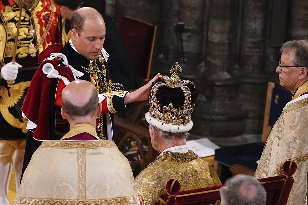 William se arrodilló ante el rey Carlos III. Un beso selló la coronación