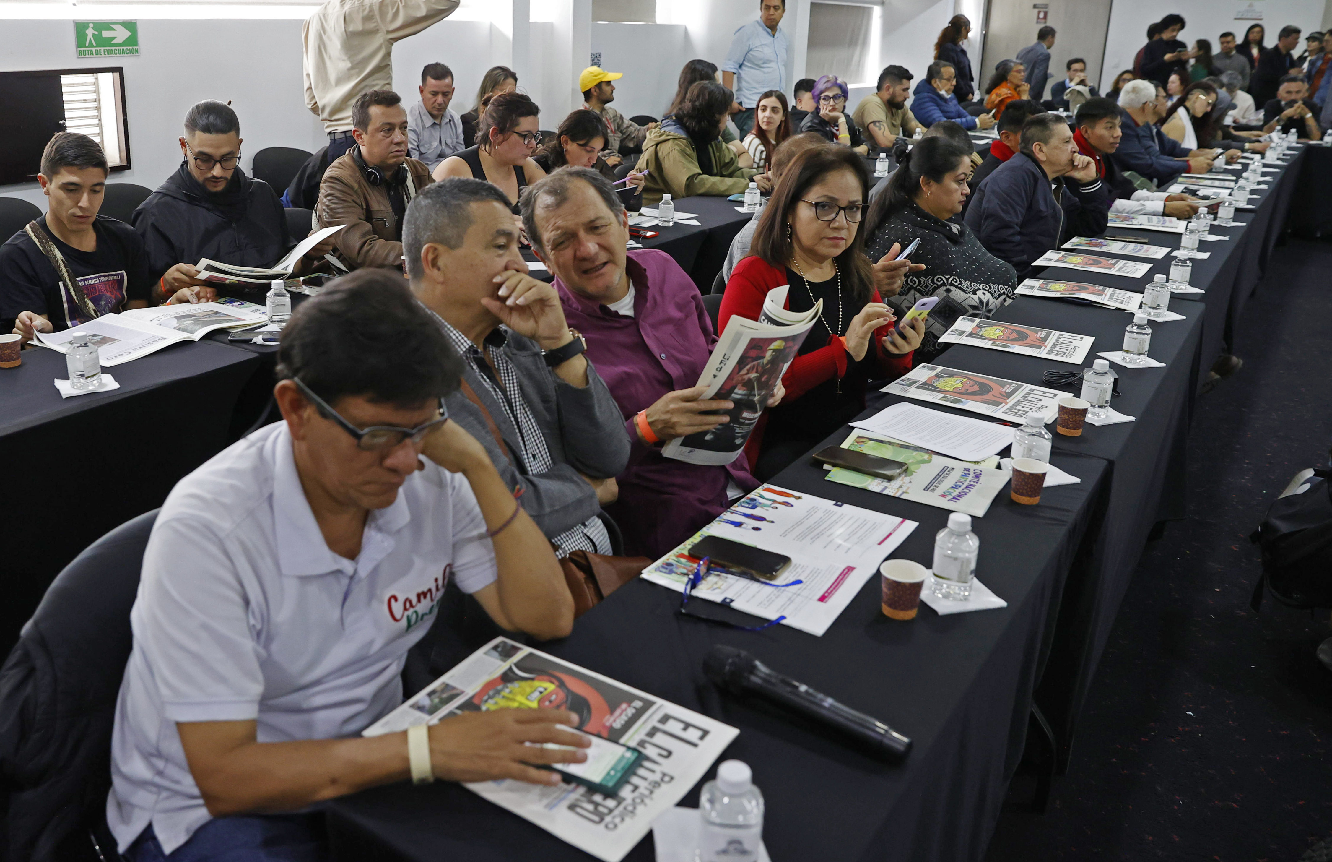 AME5009. BOGOTÁ (COLOMBIA), 06/10/2023.- Fotografía de varios de los asistentes a la instalación del Primer Encuentro Nacional para el diseño de la participación de la sociedad civil en el proceso de paz entre el Gobierno colombiano y la guerrilla del ELN, en un evento que cuenta con la presencia de representantes de los países garantes y acompañantes, la Conferencia Episcopal y la ONU, hoy, en Bogotá (Colombia). EFE/ Mauricio Dueñas Castañeda