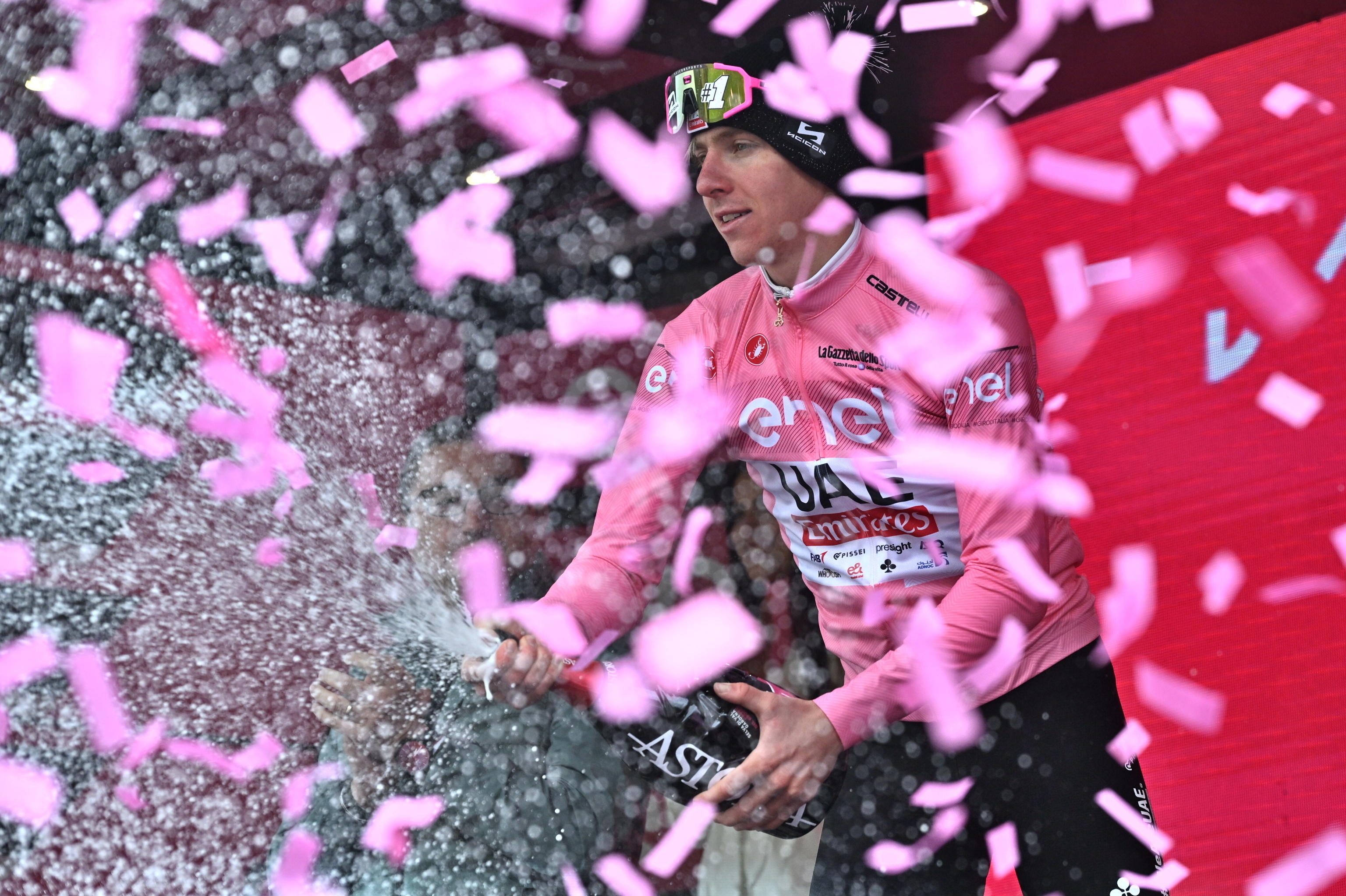 -FOTODELDÍA- Paso Brocon (Italia), 22/05/2024.- El corredor esloveno Tadej Pogacar, del equipo Uae Emirates, en el podio con la maglia rosa de líder de la general, tras la 17ª etapa del 107 Giro d'Italia 2024, este miércoles.- EFE/Luca Zennaro