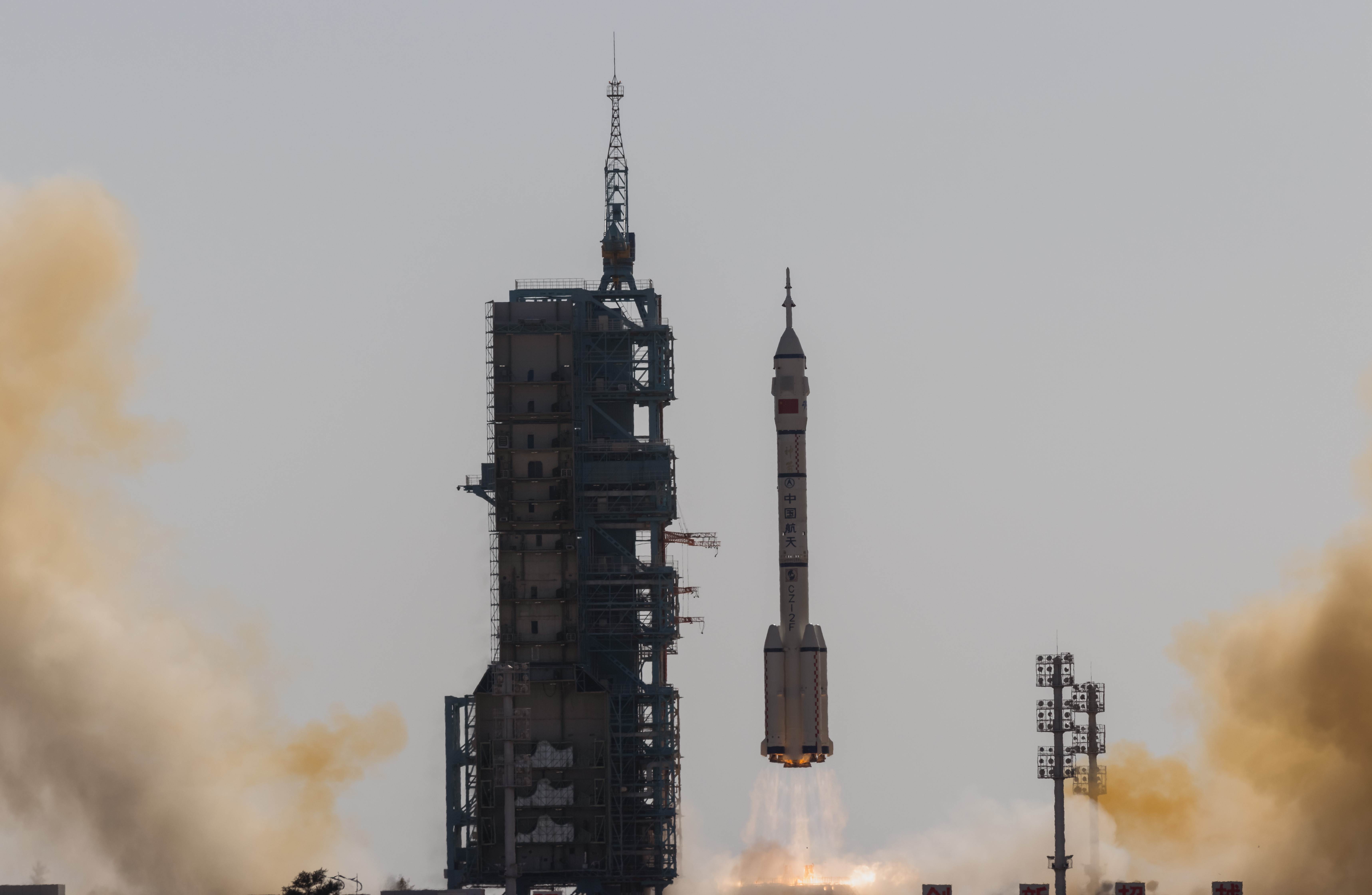 Jiuquan (China), 26/10/2023.- A Long March 2F rocket carrying the Shenzhou-17 manned space flight launches in Jiuquan, Gansu province, China, 26 October 2023. China's Shenzhou-17 manned spaceflight mission with 3 astronauts is the second manned spaceflight mission of China Space Station's development phase. The mission will last for about 6 months and the crew will carry out tasks such as installation, maintenance, repair, and experiments in space. EFE/EPA/ALEX PLAVEVSKI