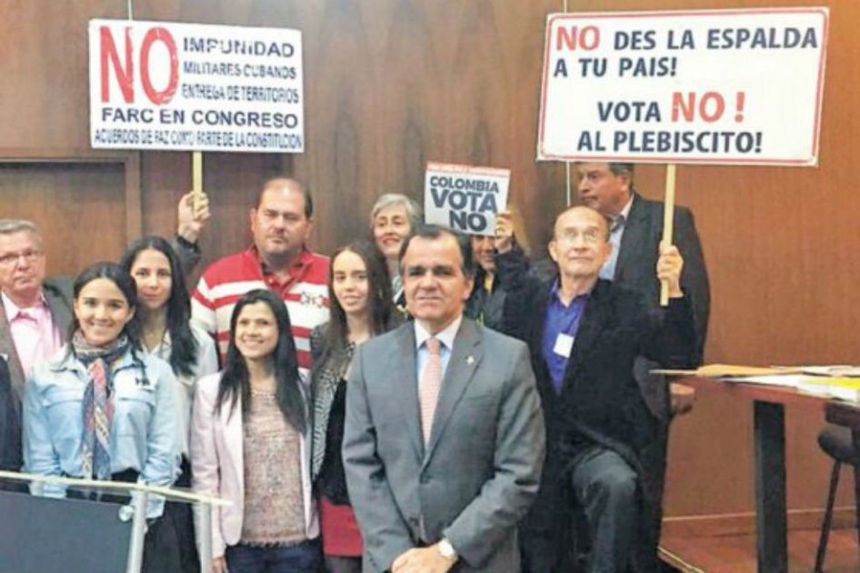 Zuluaga en la inscripción del comité del No.