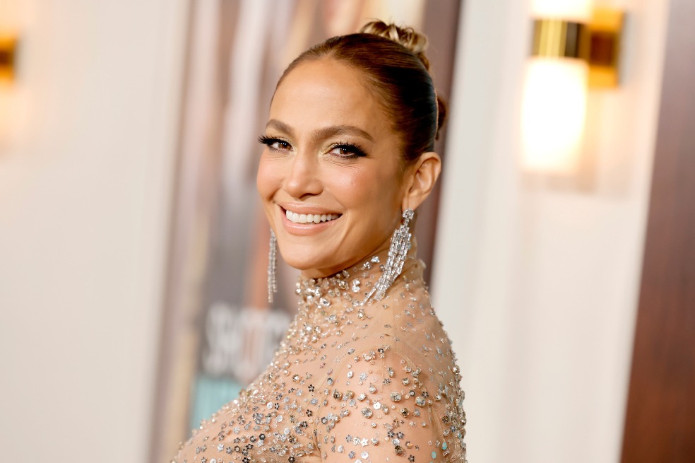Jennifer Lopez entró en su era setentera con este peinado con capul