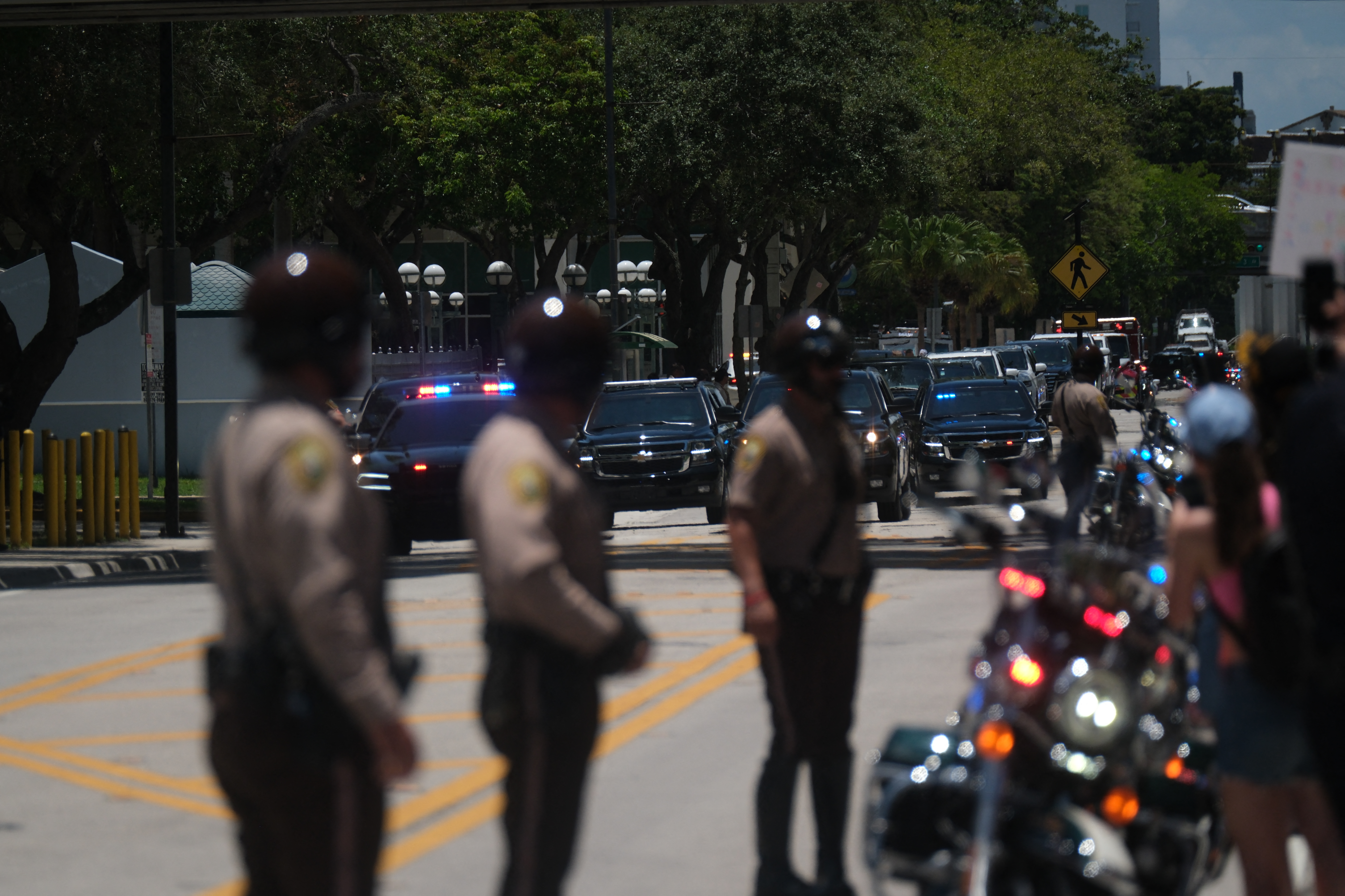 Una caravana de vehículos, con el expresidente estadounidense Donald Trump a bordo, llega al Palacio de Justicia Federal de los Estados Unidos Wilkie D. Ferguson Jr. en Miami, Florida, el 13 de junio de 2023.
