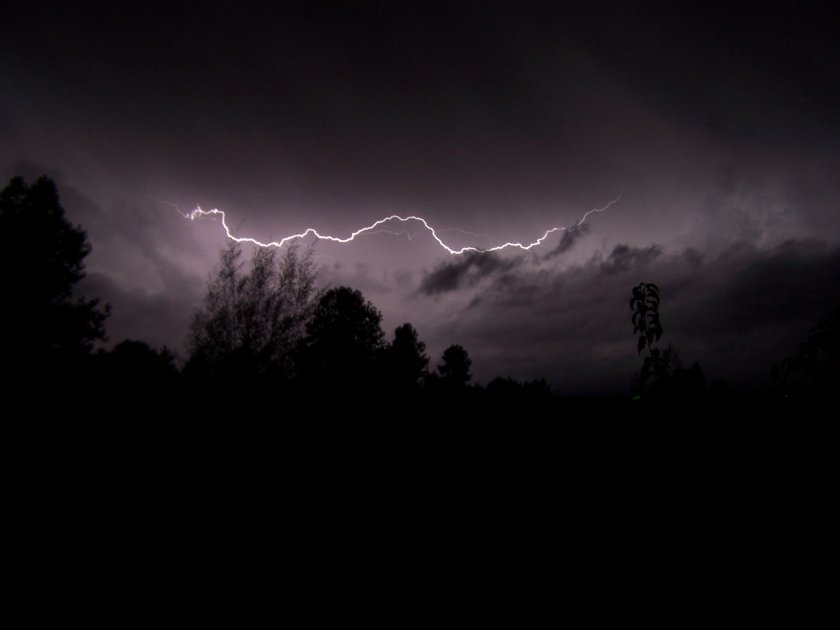 Más de 1.300 rayos cayeron sobre Pereira en una hora