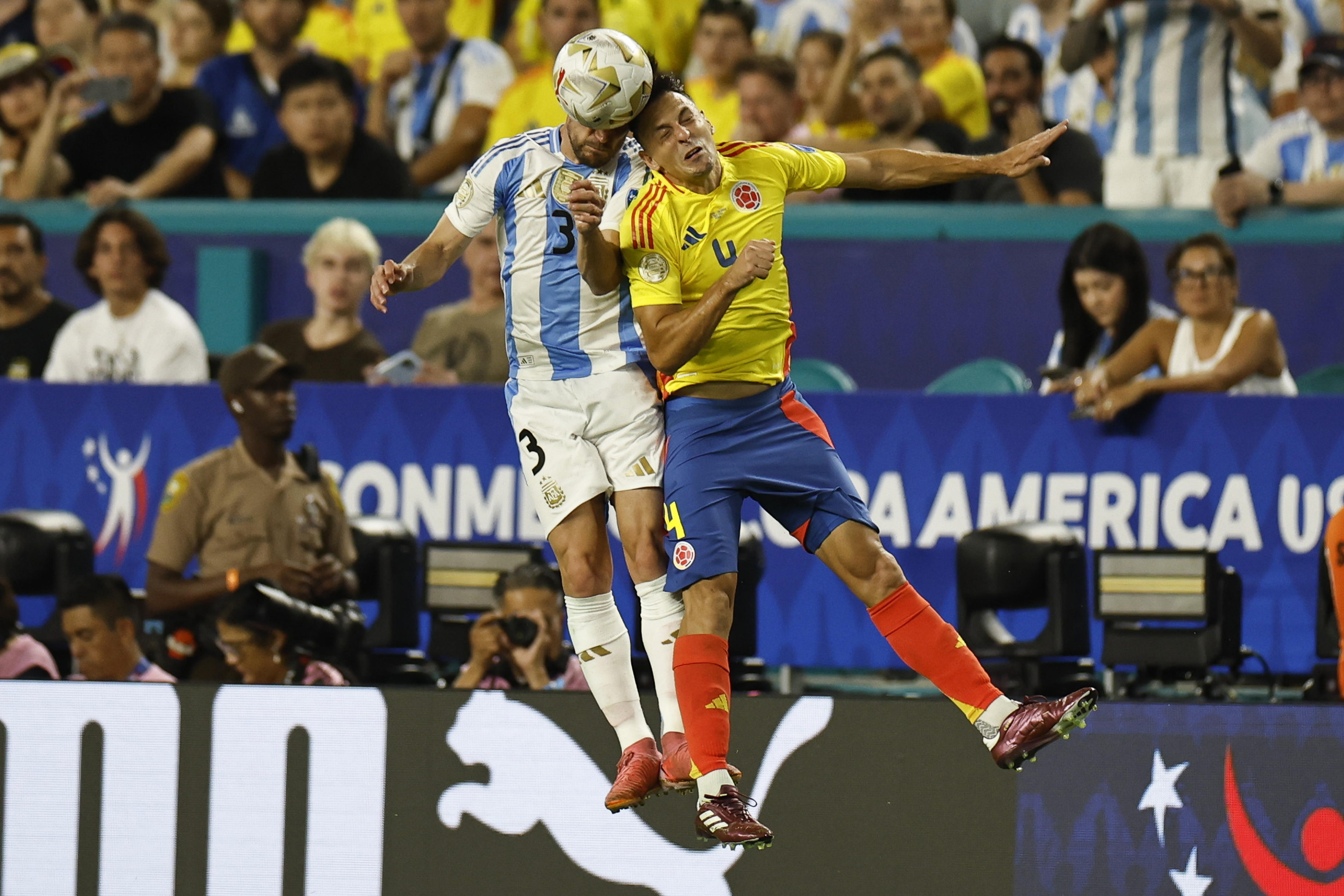 Miami Gardens (United States), 15/07/2024.- Santiago Arias of Colombia (R) in action against Argentina's Nicolas Tagliafico during the CONMEBOL Copa America 2024 final in Miami Gardens, Florida, USA, 14 July 2024. EFE/EPA/CJ GUNTHER