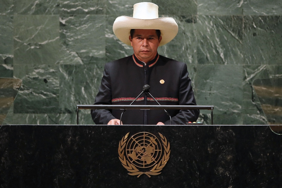 Pedro Castillo se aleja de los radicales
