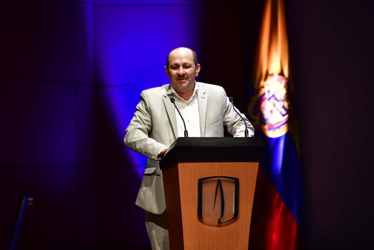 Elmer Noriel Ordoñez Espinosa, rector de la Institución Educativa Municipal Montessori, sede San Francisco, ubicada en Pitalito, Huila, recibió el reconocimiento.