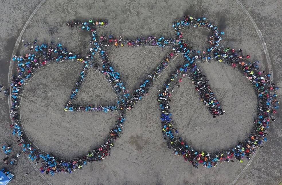 La ‘bicicleta humana’ en la que participaron cientos de personas en Bogotá