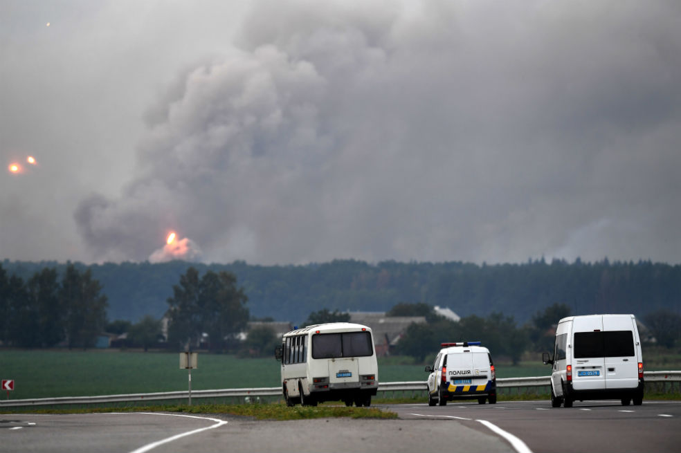 Evacúan a 30.000 personas en Ucrania por incendio en depósito militar