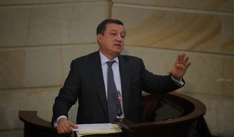 Macías propondrá que se voten una por una las objeciones a la JEP en Senado