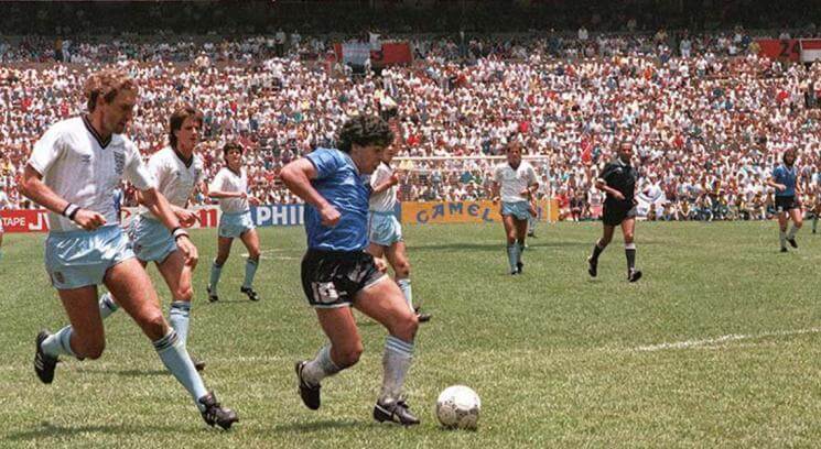 Diego Armando Maradona en el que se conoce como el mejor gol de la historia del fútbol. Se lo hizo a los ingleses en el Mundial de México 86.