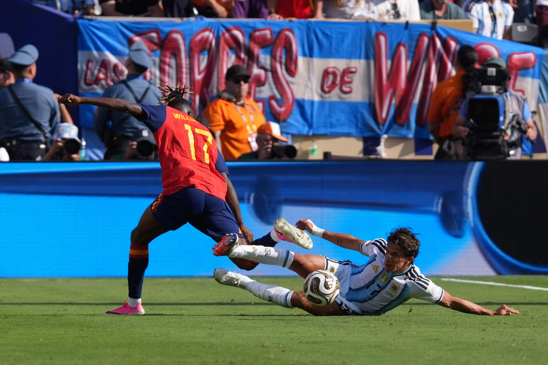 AME1090. NUEVA JERSEY (ESTADOS UNIDOS), 19/07/2026.- Nico Williams (i) de España disputa el balón con Giuliano Simeone de Argentina este domingo, en el partido de la final del Mundial de la FIFA 2026 entre España y Argentina en el estadio MetLife en Nueva Jersey (Estados Unidos). EFE/ Angel Colmenares