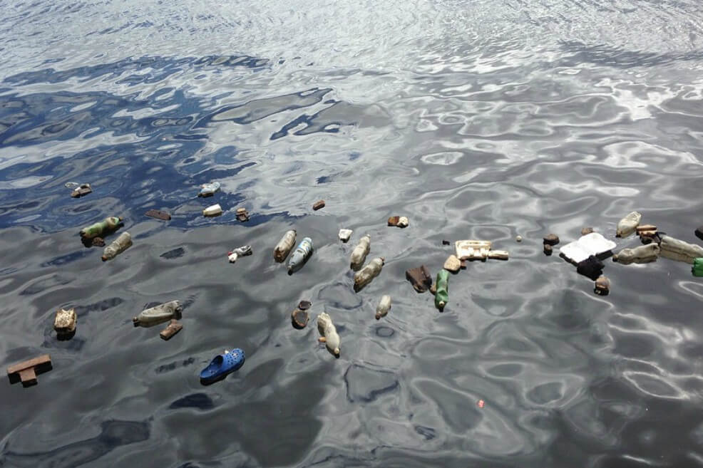 Bomba Estéreo y otros artistas se unen a la ONU para denunciar el problema del plástico en los mares