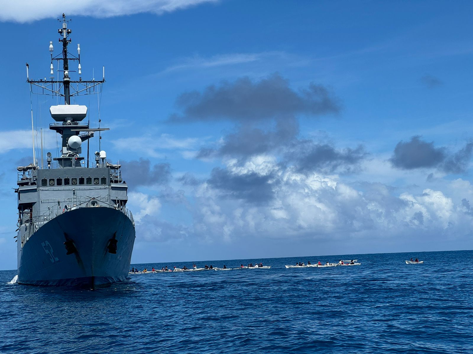 Cayucos de extranjeros interceptados por la Armada Nacional.