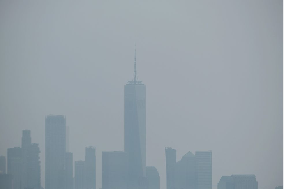 Manhattan estuvo envuelta en una densa niebla causada por los incendios forestales en Canadá el 06 de junio 2023 en la ciudad de Nueva York.