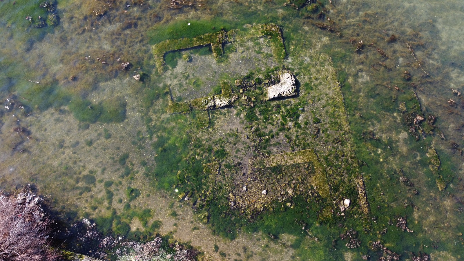 Emergen ruinas romanas en un lago de Nápoles por un fenómeno que eleva el suelo