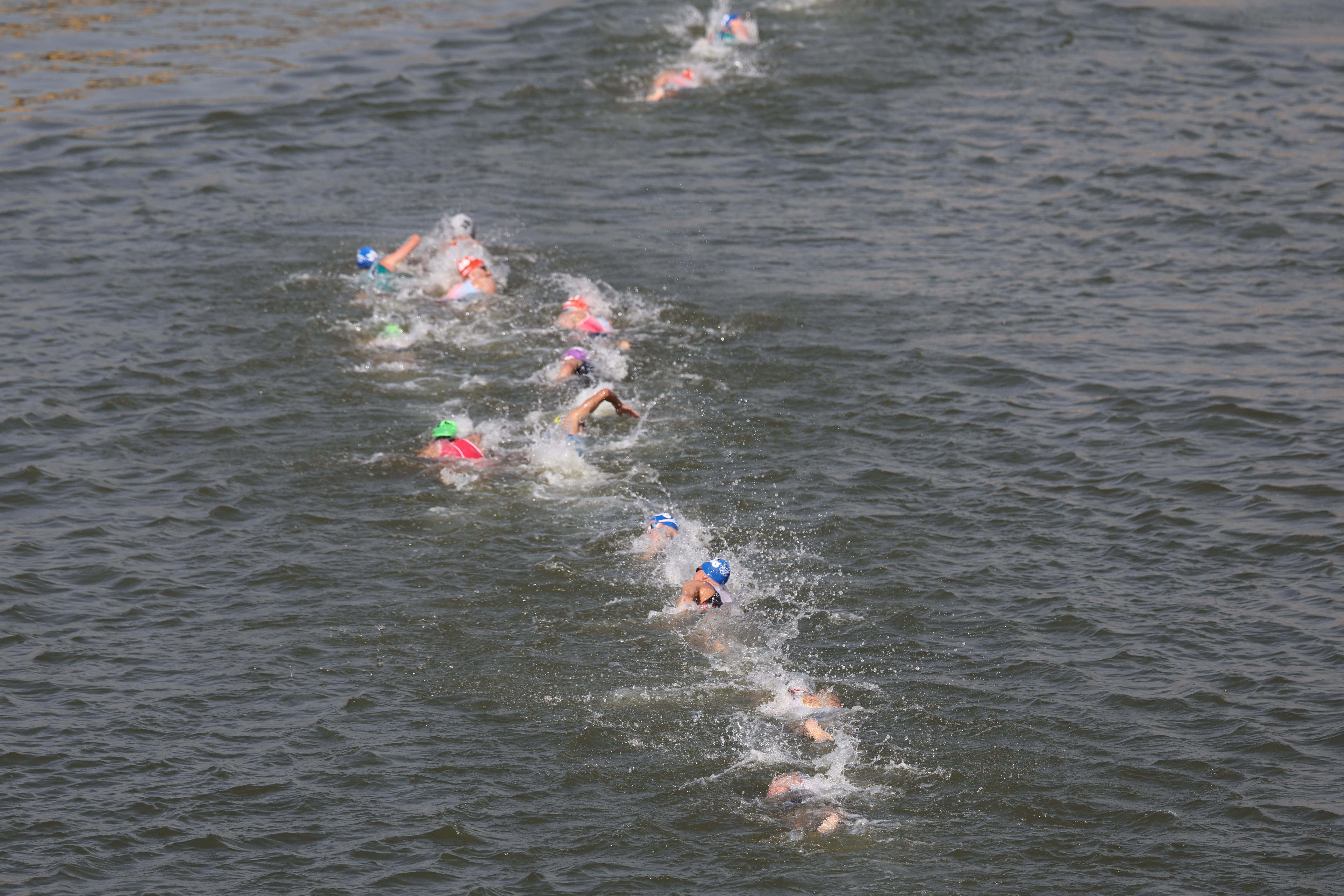 PARÍS, 31/07/2024.- Un grupo de triatletas compite en la primera etapa de la prueba de triatlón masculino de los Juegos Olímpicos de París 2024 este miércoles en París, Francia. EFE/ Miguel Gutiérrez