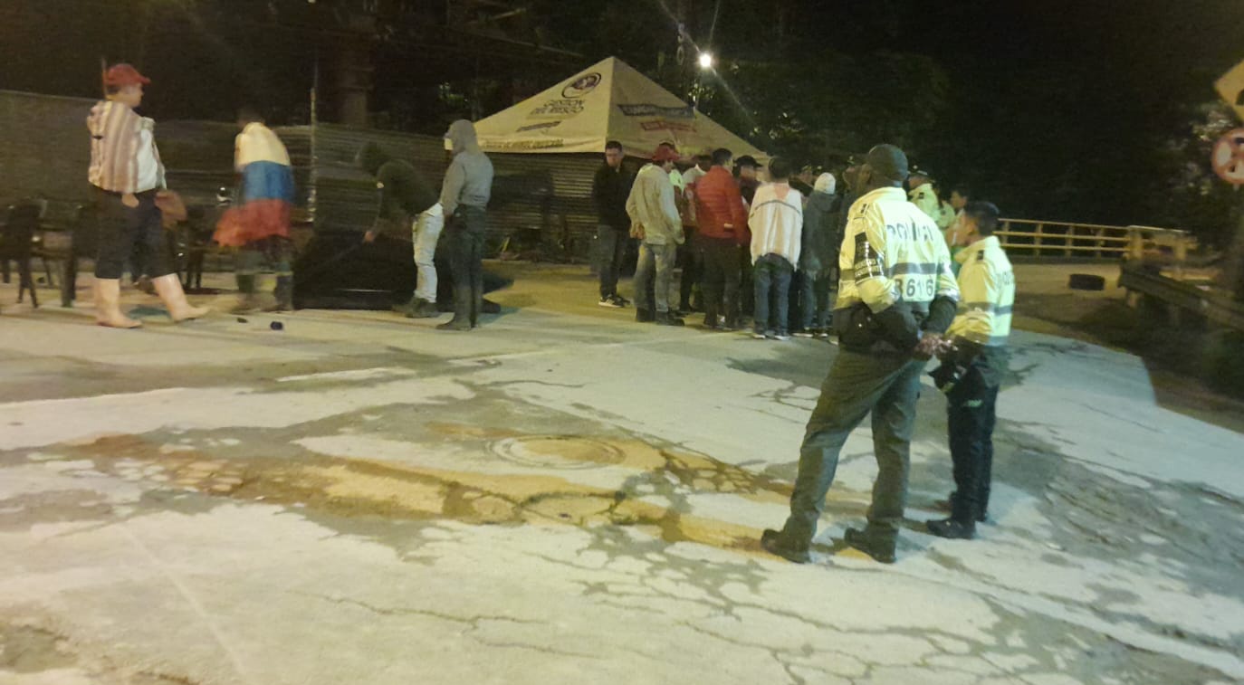 Por bloqueos de la comunidad, no se ha reabierto la Vía al Llano este miércoles