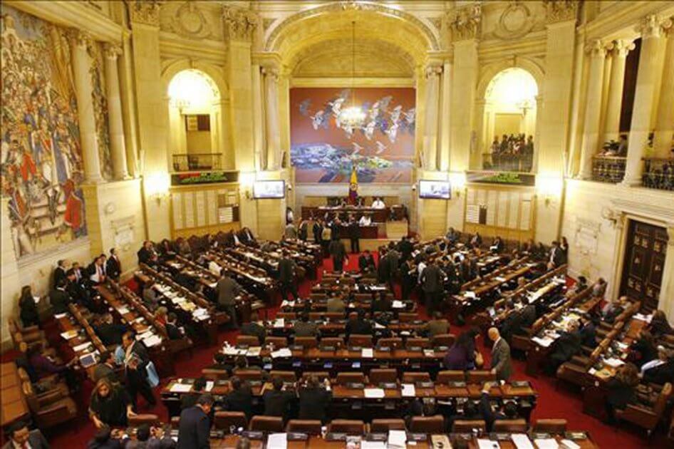 Proyecto de ley busca regular el cobro de derechos de grado