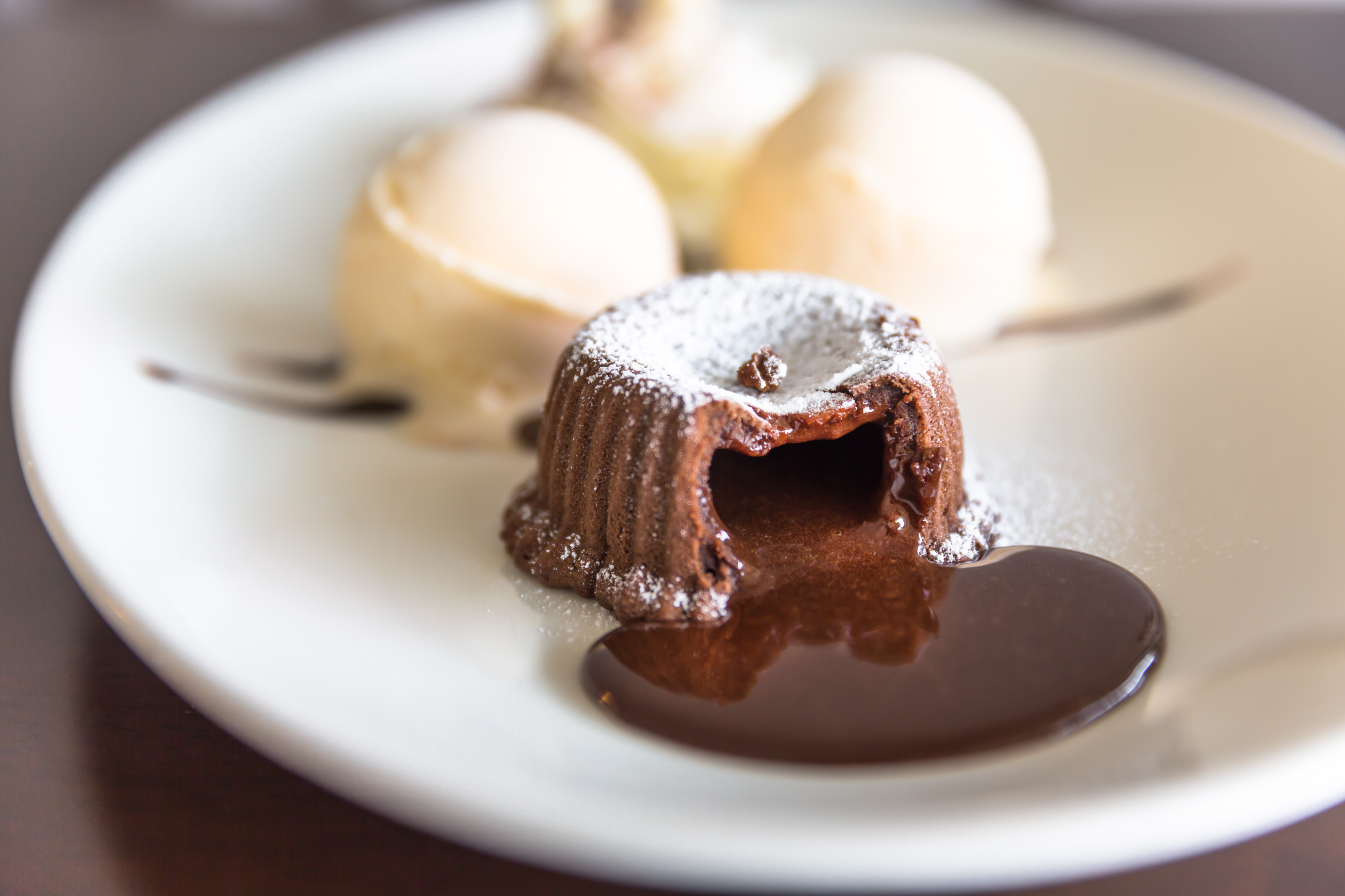 Para endulzar el fin de semana: receta para preparar un volcán de chocolate