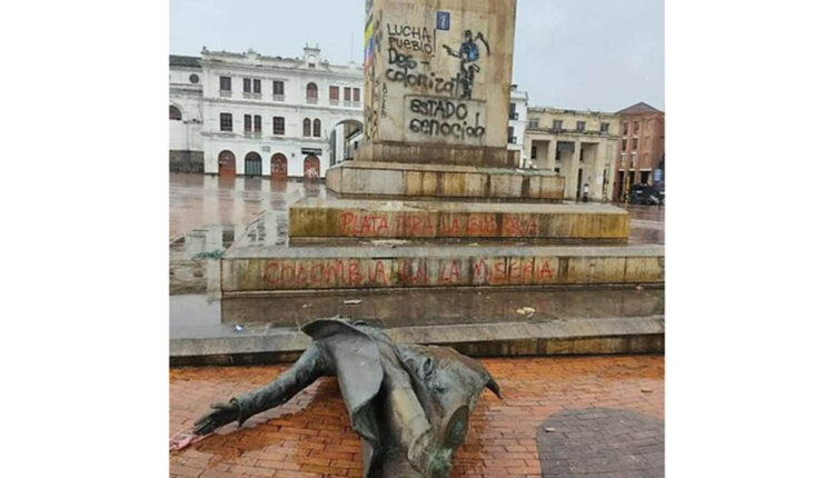 Estatua de Antonio Nariño, en Pasto, derribada durante manifestaciones.