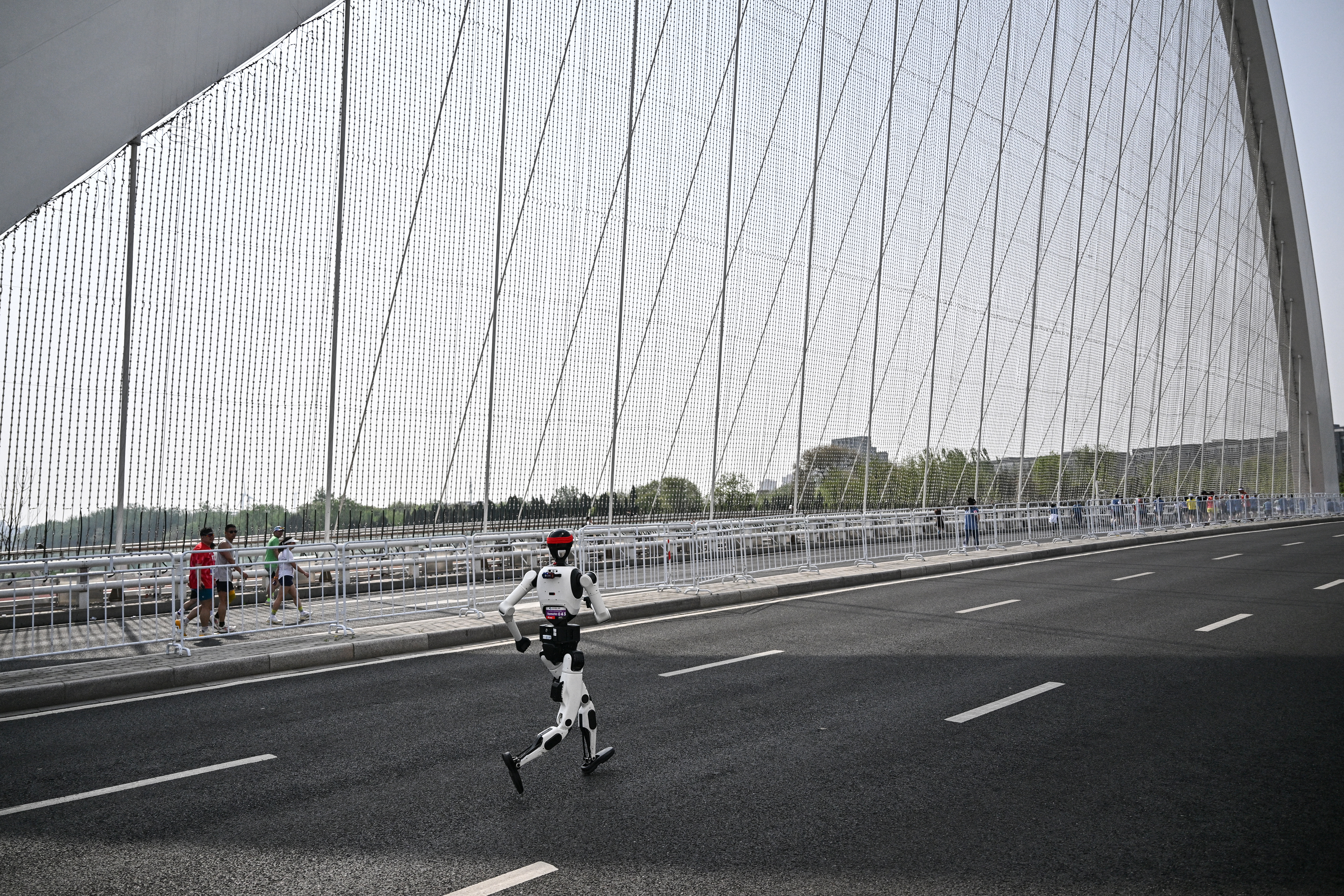 El robot más rápido de la jornada, equipado con un sistema de navegación autónoma y presentado por la marca china Honor, completó los cerca de 21 kilómetros en 50 minutos y 26 segundos.