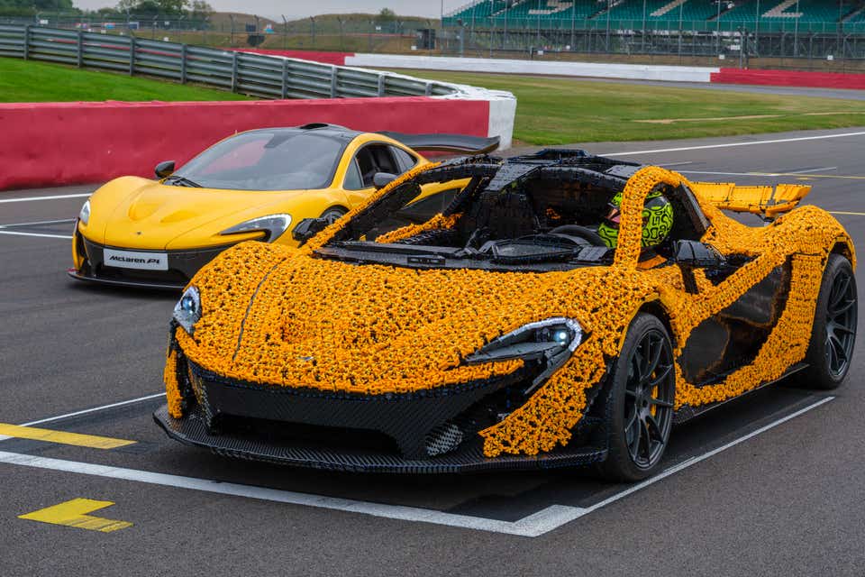 Así es el McLaren P1 tamaño real de LEGO que corre en el circuito de Silverstone