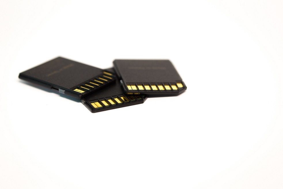 Las memorias SD han tenido un especial protagonismo en almacenamiento de dispositivos como cámaras fotográficas y de video, mientras que las Micro SD han encontrado un lugar en los teléfonos celulares.PixabayEn diálogo con El Espectador, los directivos de Kingston aseguraron que el negocio de las USB ha dejado de crecer. En contraste, Gabriel Pérez, directivo de la unidad de negocio de data center multicloud (servicios en la nube) de Cisco, asegura que “la adopción de los servicios de nube a nivel global ha ido en un constante y rápido crecimiento”.
