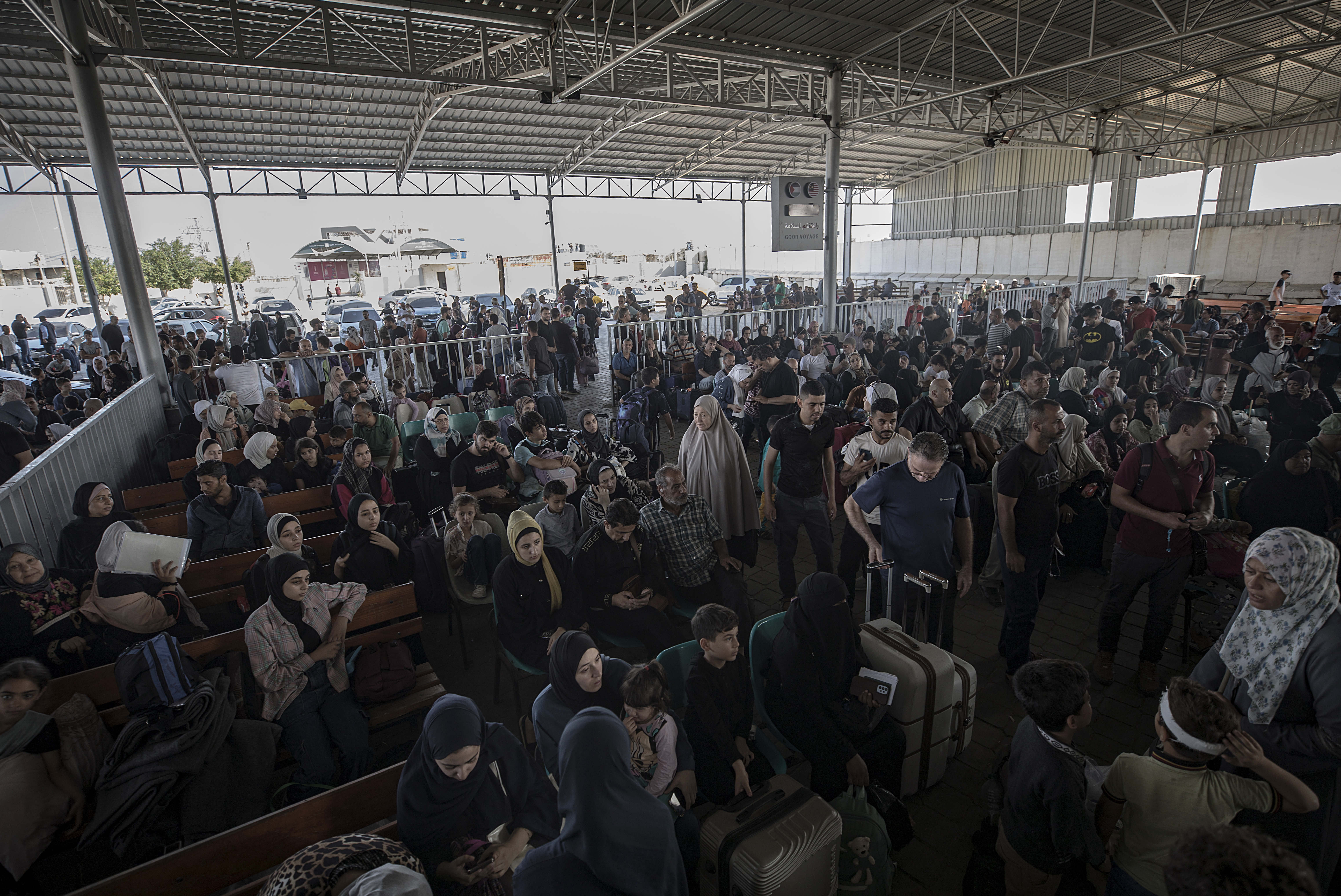 Gaza (---), 01/11/2023.- Palestinians wait to cross into Egypt at the Rafah border crossing between the Gaza Strip and Egypt, in Gaza, 01 November 2023. Ambulances carrying evacuees from the Gaza Strip were driven through the border crossing at Rafah on 01 November. As per the agreement made by Egypt, Israel, and Hamas, a number of foreign nationals and individuals with critical injuries will be permitted to evacuate the besieged territory. More than 8,500 Palestinians and at least 1,400 Israelis have been killed, according to the Israel Defense Forces (IDF) and the Palestinian health authority, since Hamas militants launched an attack against Israel from the Gaza Strip on 07 October, and the Israeli operations in Gaza and the West Bank which followed it. (Egipto) EFE/EPA/HAITHAM IMAD