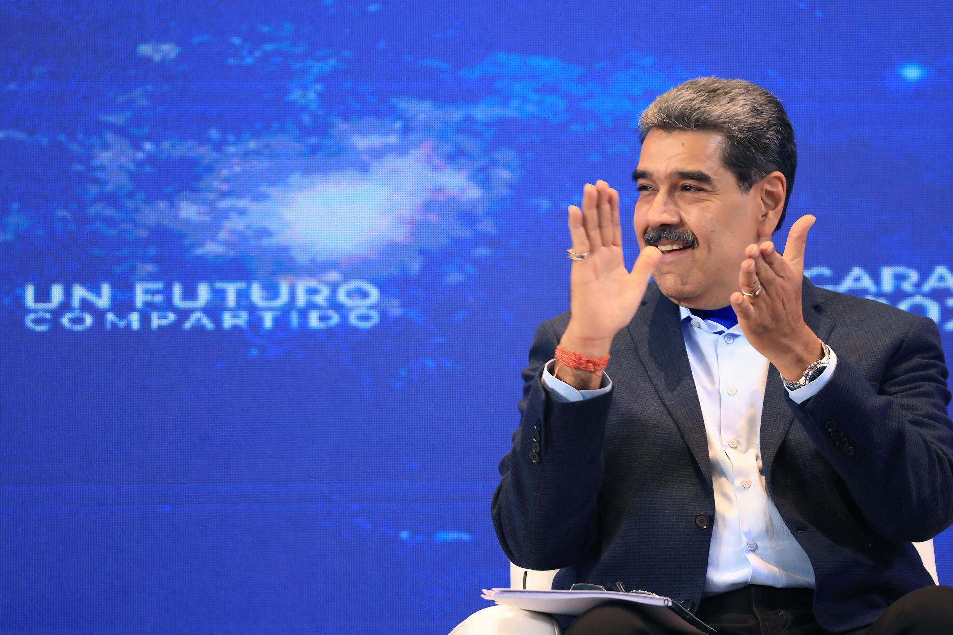 AME3806. CARACAS (VENEZUELA), 30/10/2025.- Fotografía cedida por el Palacio de Miraflores que muestra al presidente de Venezuela, Nicolás Maduro, reaccionar durante el Congreso Internacional Espacial este jueves, en Caracasa (Venezuela). Maduro anunció que el país construirá su primer minisatélite y que espera se lance "pronto" al espacio, de lo que encargó al ministro de Industria, el empresario colombiano Alex Saab, quien estuvo preso en Estados Unidos acusado de conspiración para lavar de dinero. EFE/ Palacio de Miraflores/ Jhonn Zerpa /SOLO USO EDITORIAL/ NO VENTAS/ SOLO DISPONIBLE PARA ILUSTRAR LA NOTICIA QUE ACOMPAÑA (CRÉDITO OBLIGATORIO)
