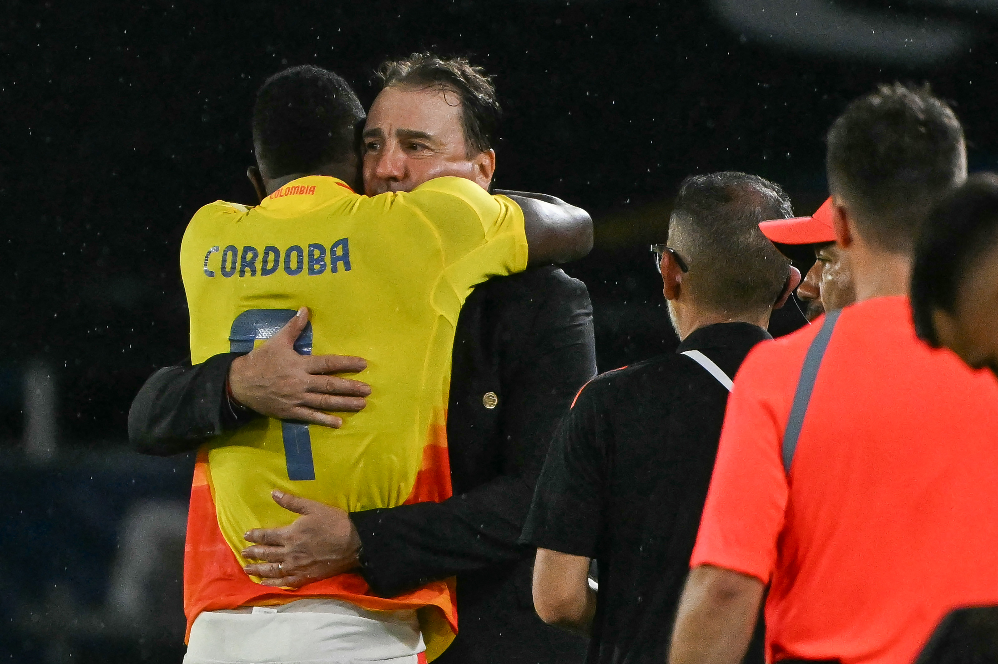 Néstor Lorenzo abraza a Jhon Córdoba tras su gol en el partido contra Bolivia.