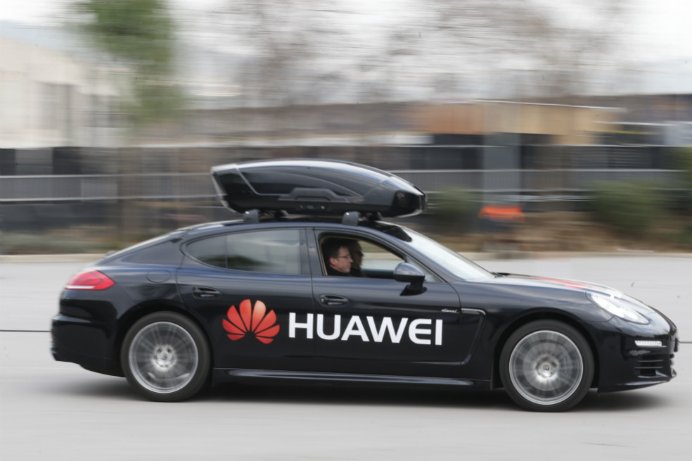 Así funciona el vehículo de Huawei conducido por un teléfono inteligente