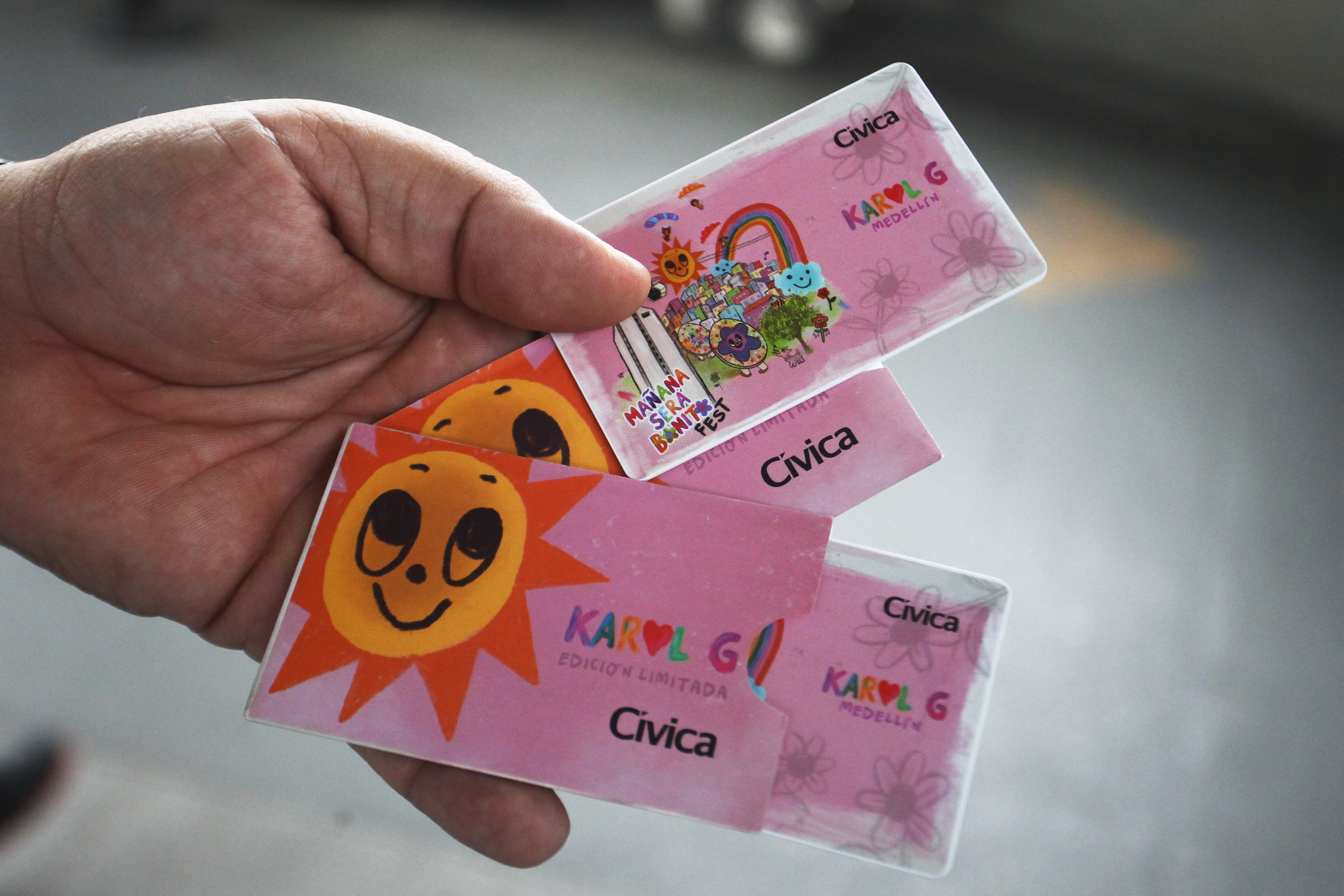 AME9613. MEDELLÍN (COLOMBIA), 24/11/2023.- Una persona muestra tarjetas para el metro con diseños alusivos a Karol G, hoy, en Medellín (Colombia). El Metro de Medellín lanzó este viernes una tarjeta de transporte conmemorativa con diseños alusivos a la cantante colombiana Karol G a una semana de sus dos grandes conciertos en su ciudad natal como parte de la gira 'Mañana Será Bonito Tour'. Tal como sucedió en la víspera de los conciertos en Medellín de Madonna en 2012 y de Beyoncé en 2013, la entidad sacó una edición limitada de 10.000 tarjetas conmemorativas, esta vez con diseños referente a su último álbum y aprovechando las presentaciones del 1 y 2 de diciembre en el estadio Atanasio Girardot. EFE/ Luis Eduardo Noriega Arboleda